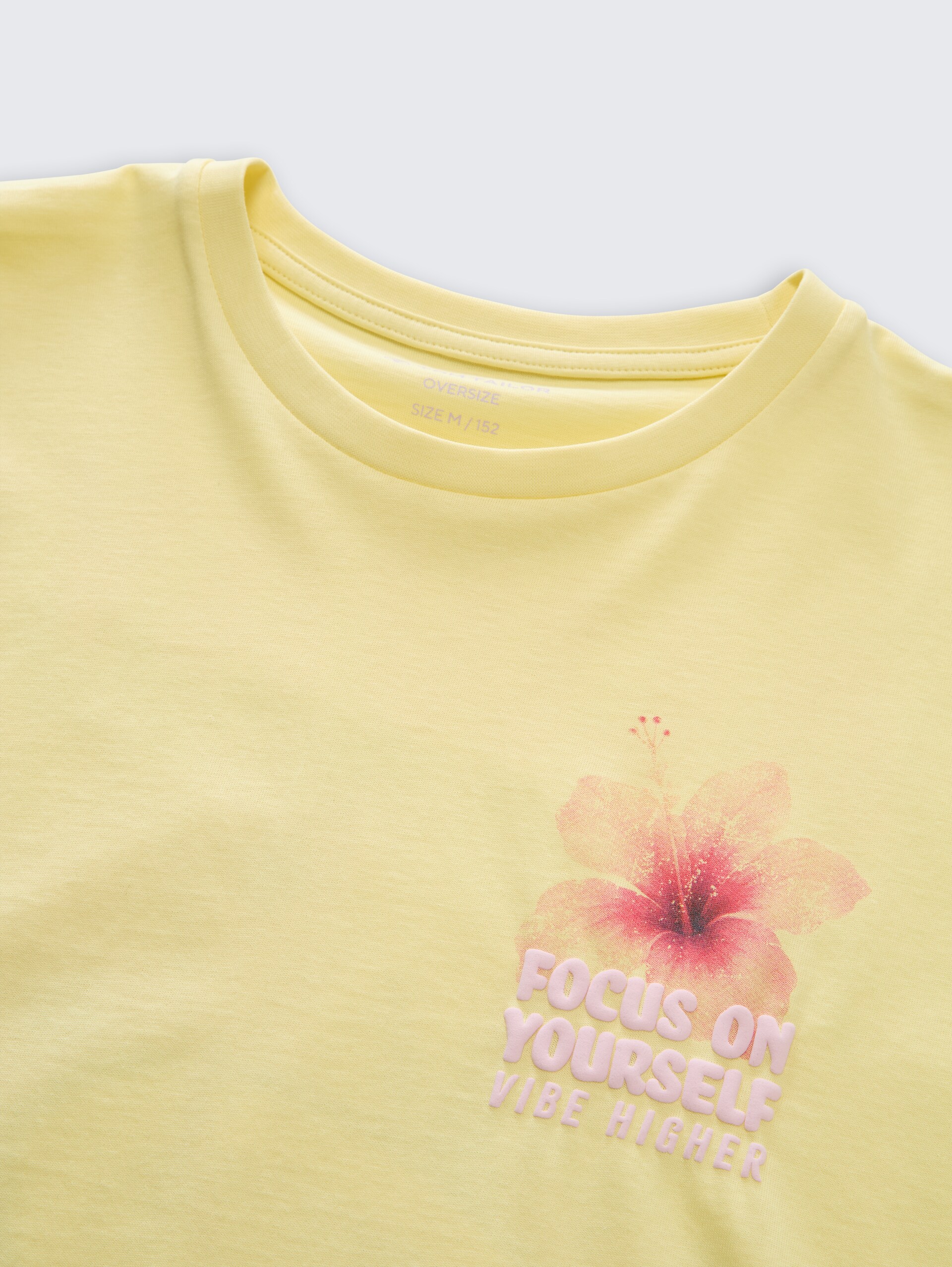 Oversize T-Shirt mit Rückenprint - light yellow - Detail-Model-Ansicht
