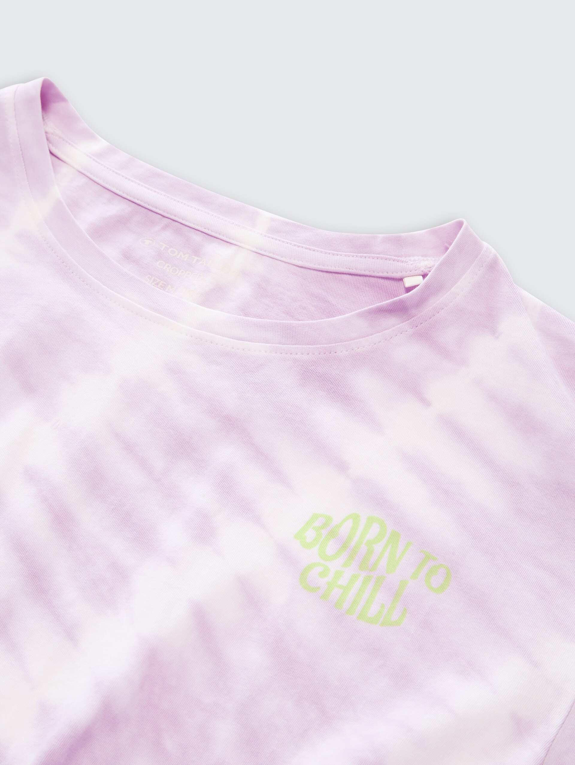 Cropped batik T-shirt met knoopdetail - soft lilac tie dye - Detailaanzicht model