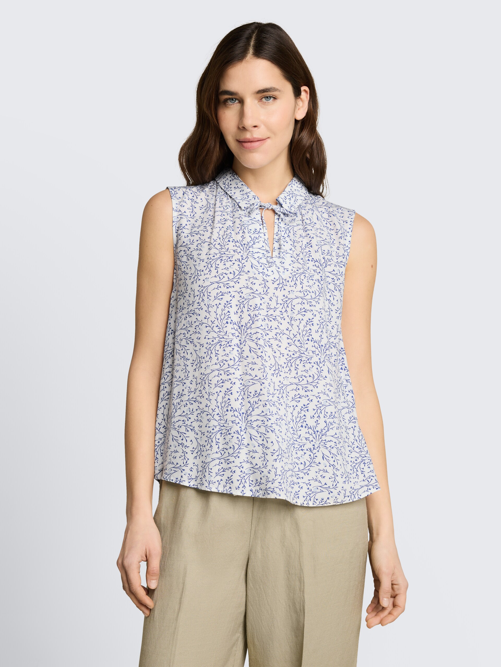 Blouse met patroon - white small leaves design - Nek model vooraanzicht