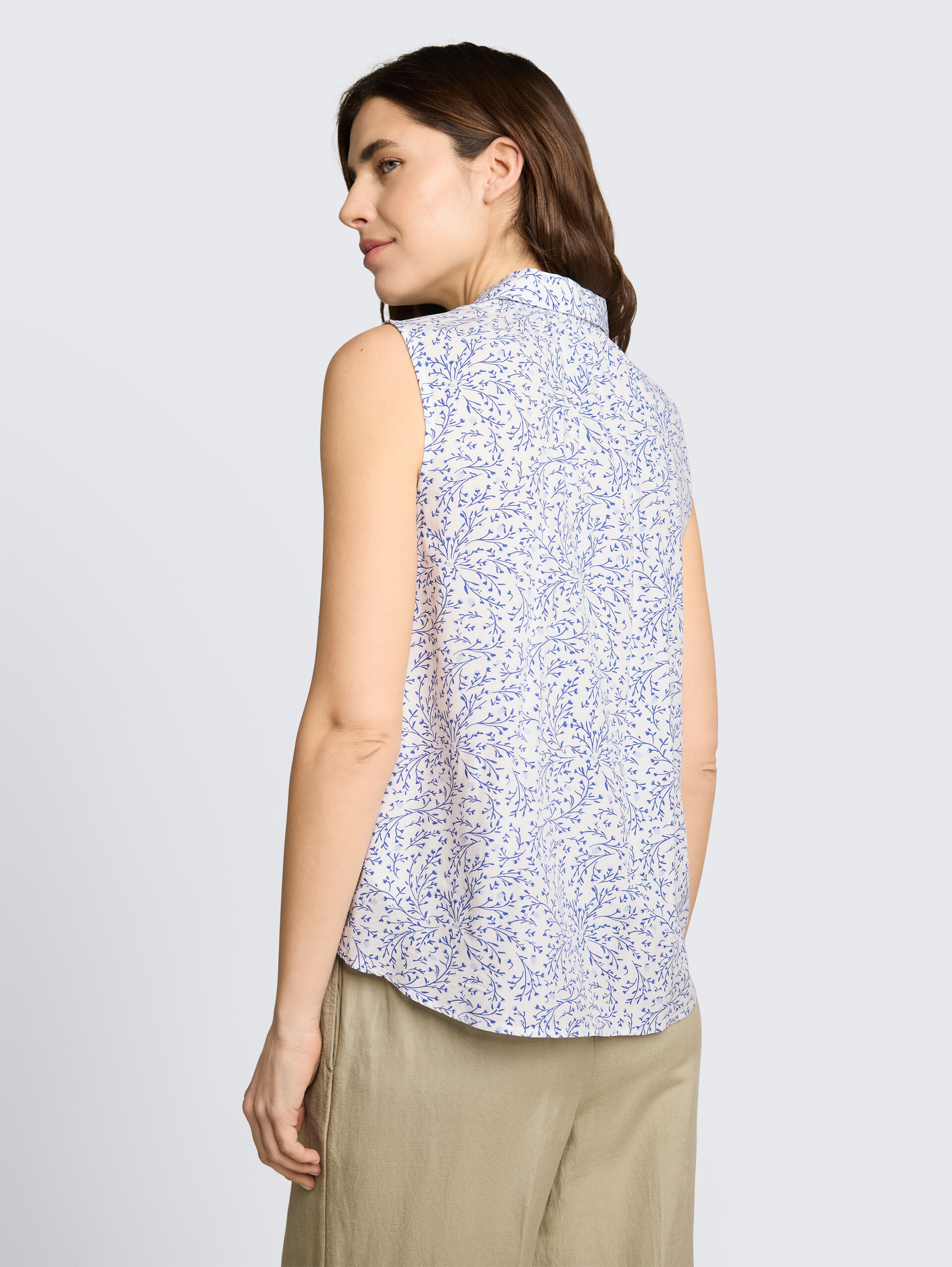 Blouse met patroon - white small leaves design - Neklijn model-achteraanzicht