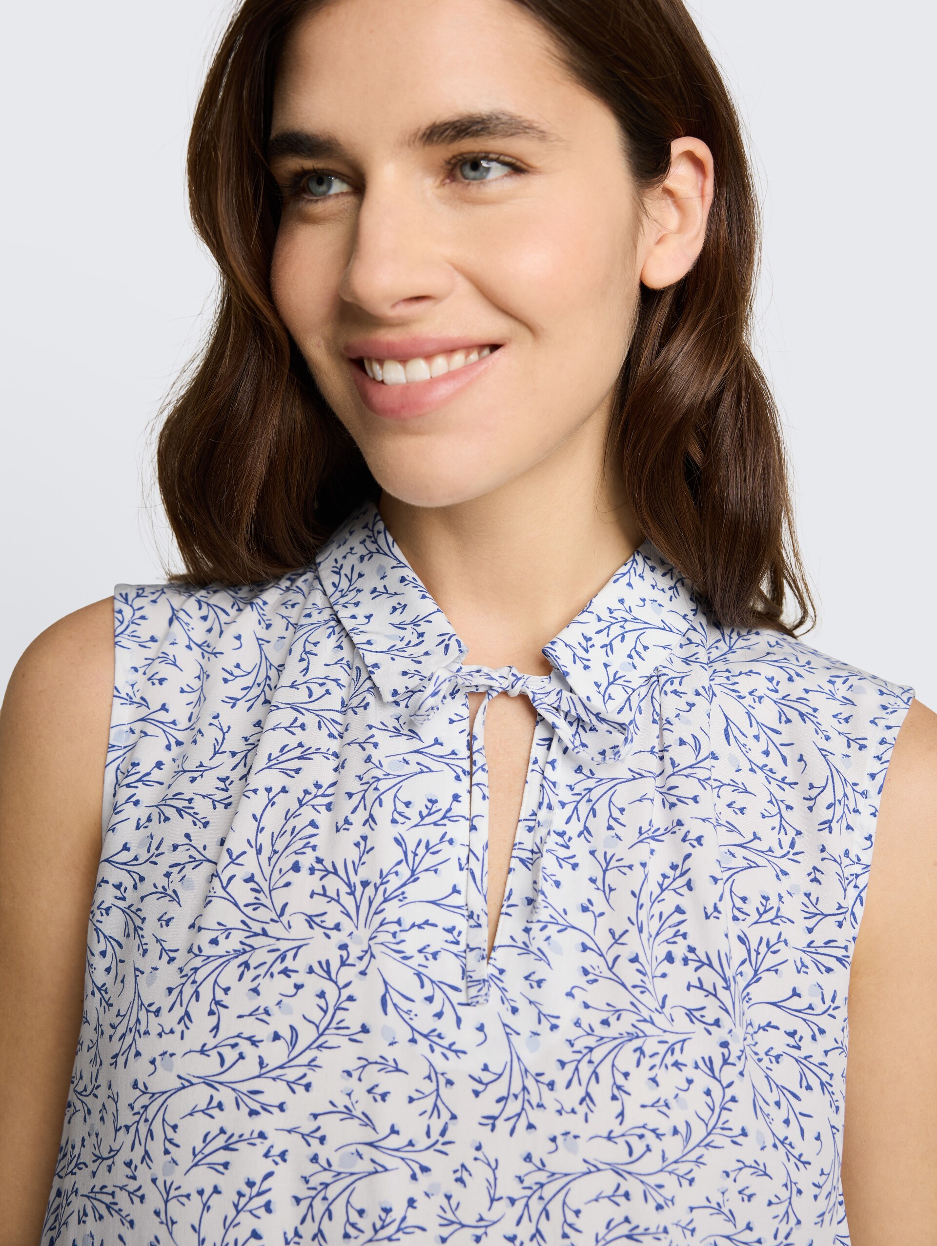 Blouse met patroon - white small leaves design - Detailaanzicht model