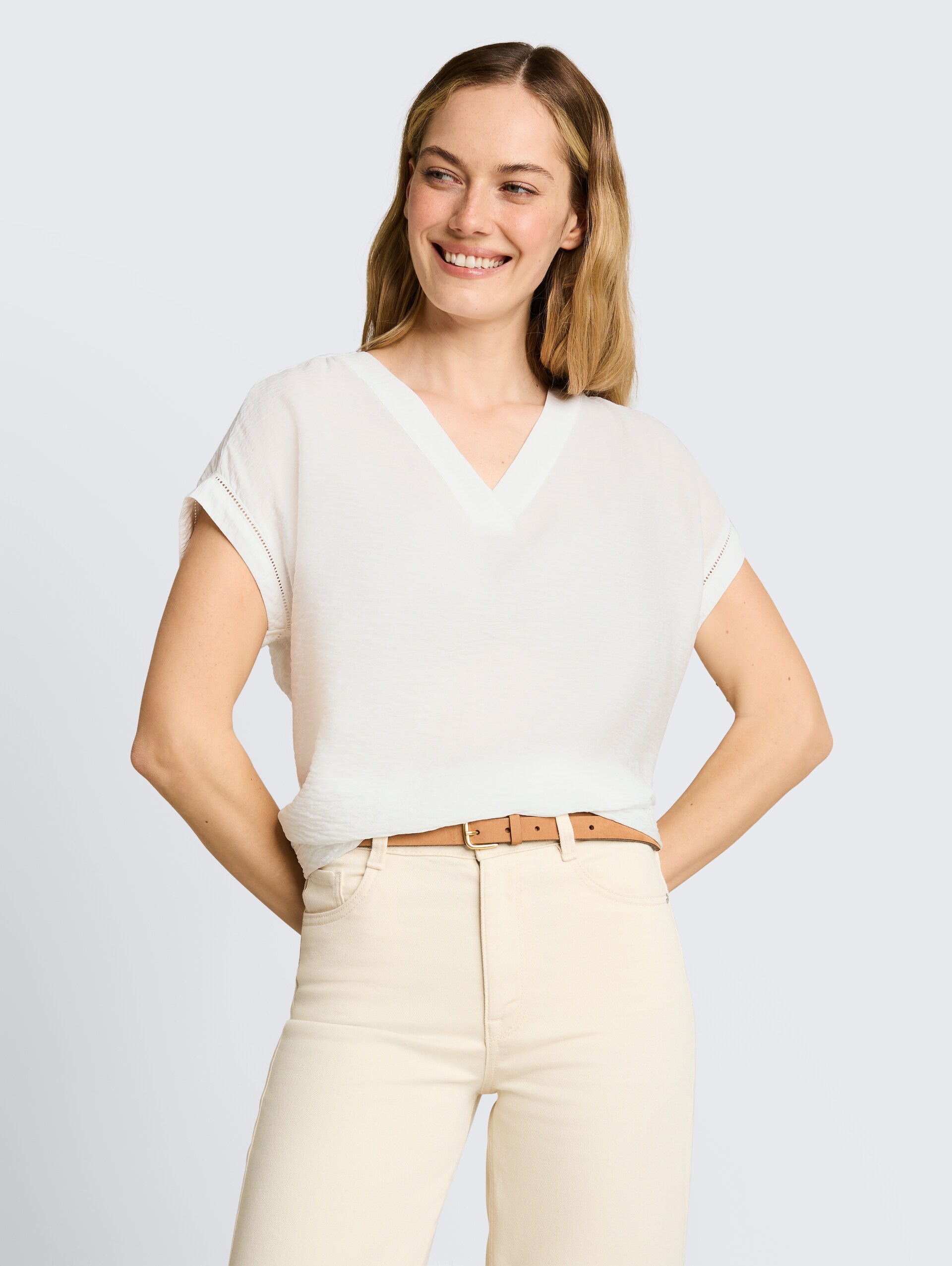 Losvallende blouse met V-hals - Whisper White - Nek model vooraanzicht