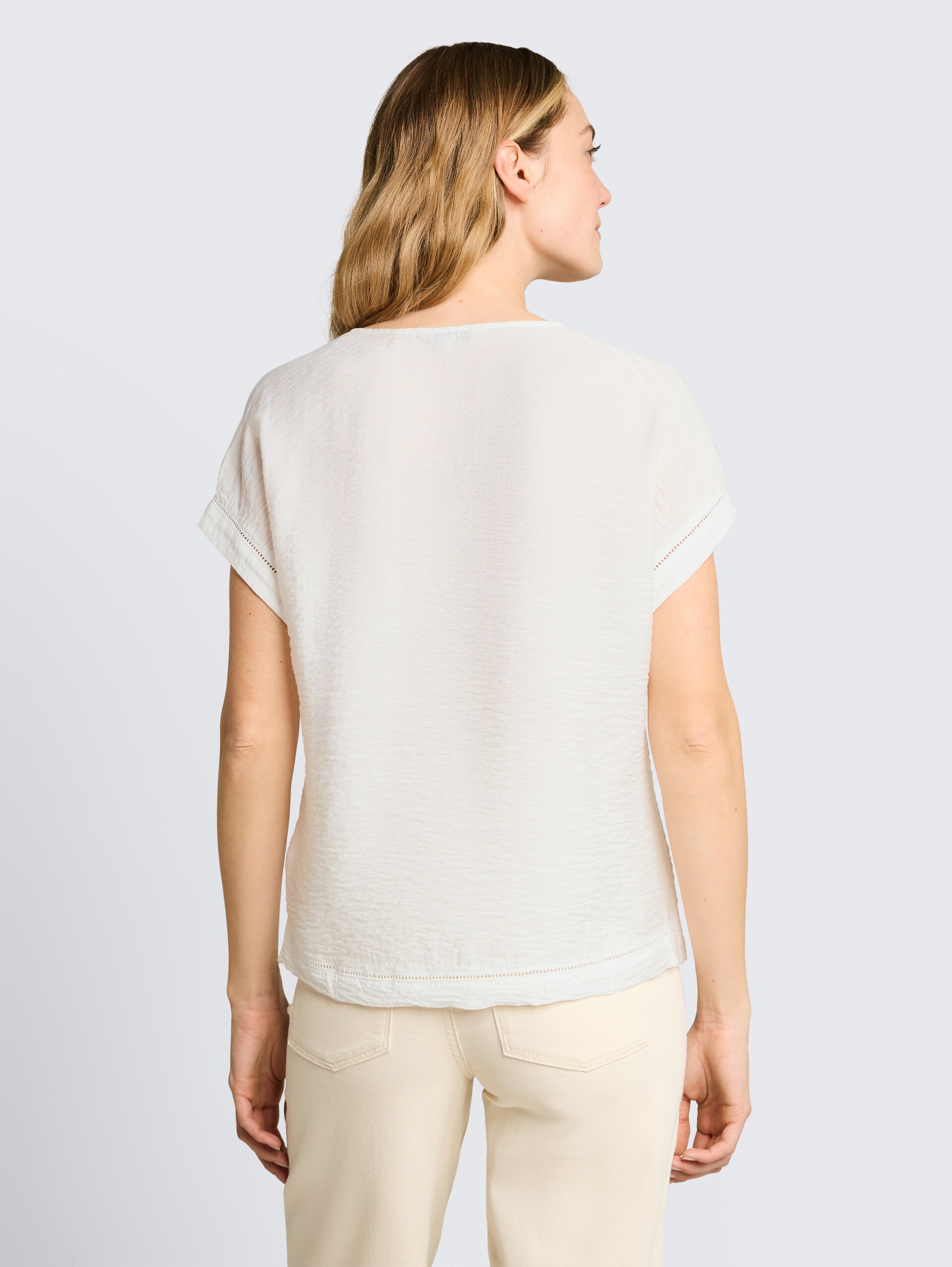 Losvallende blouse met V-hals - Whisper White - Neklijn model-achteraanzicht