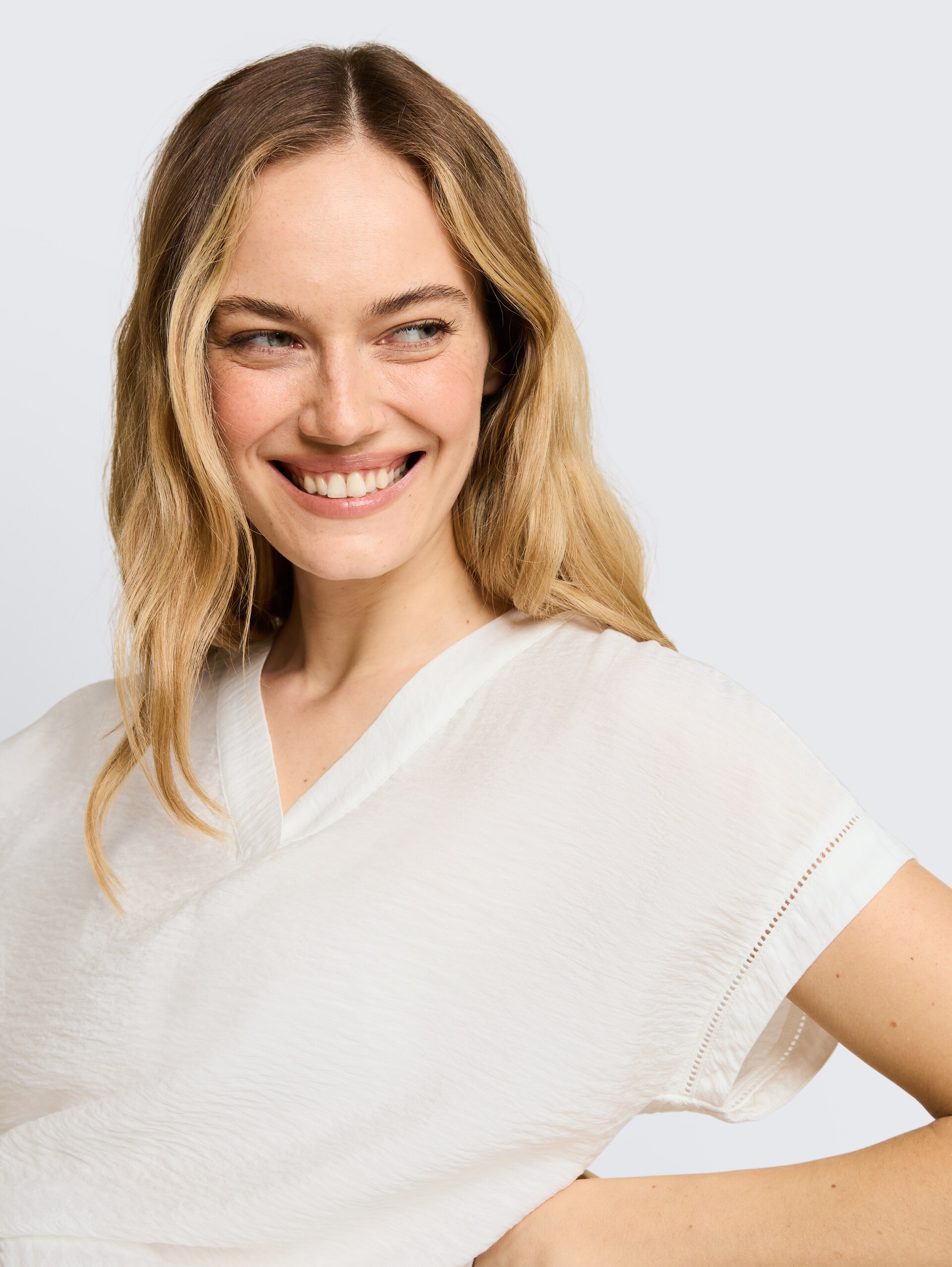 Losvallende blouse met V-hals - Whisper White - Detailaanzicht model