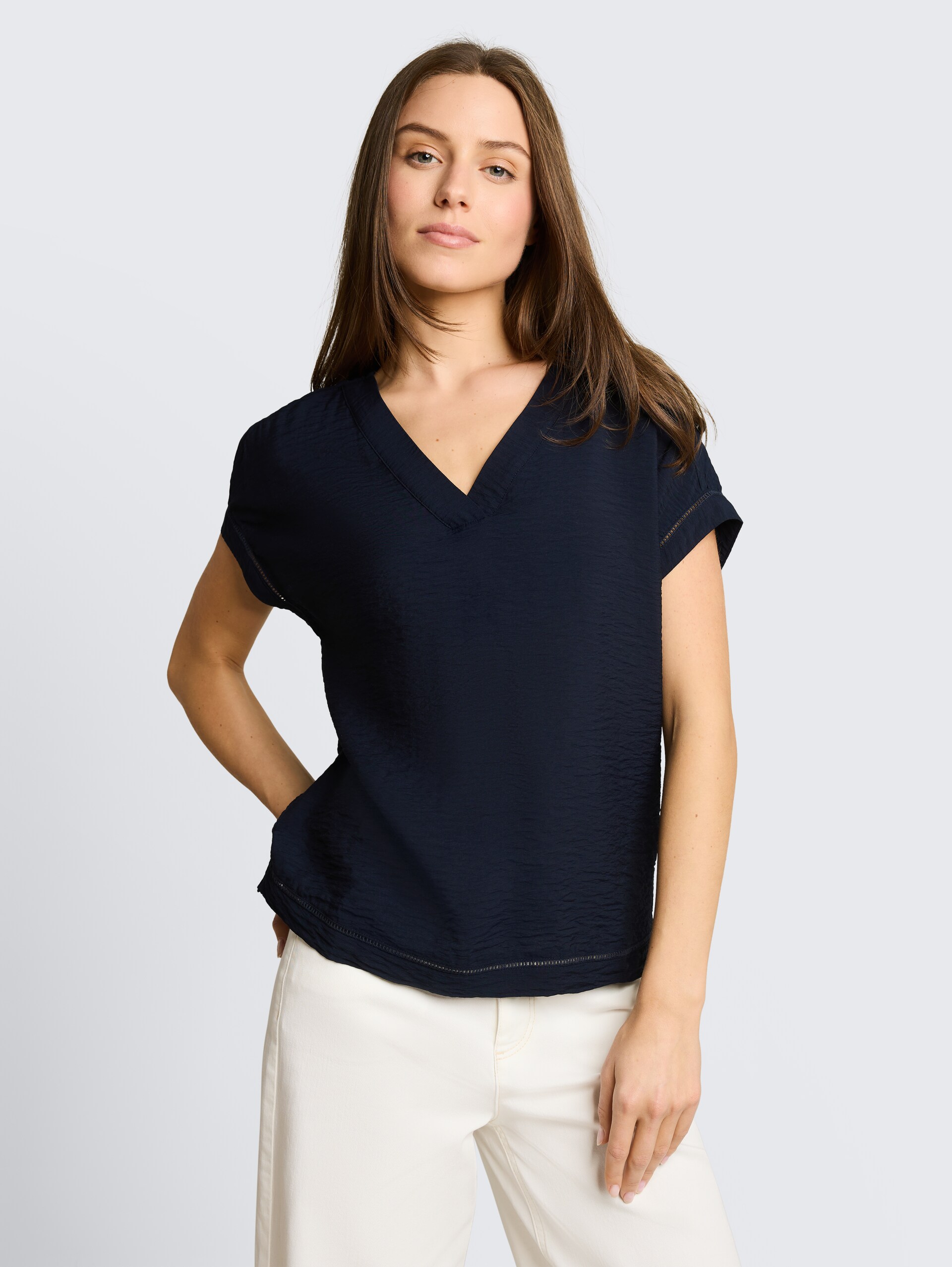 Losvallende blouse met V-hals - sky captain blue - Nek model vooraanzicht
