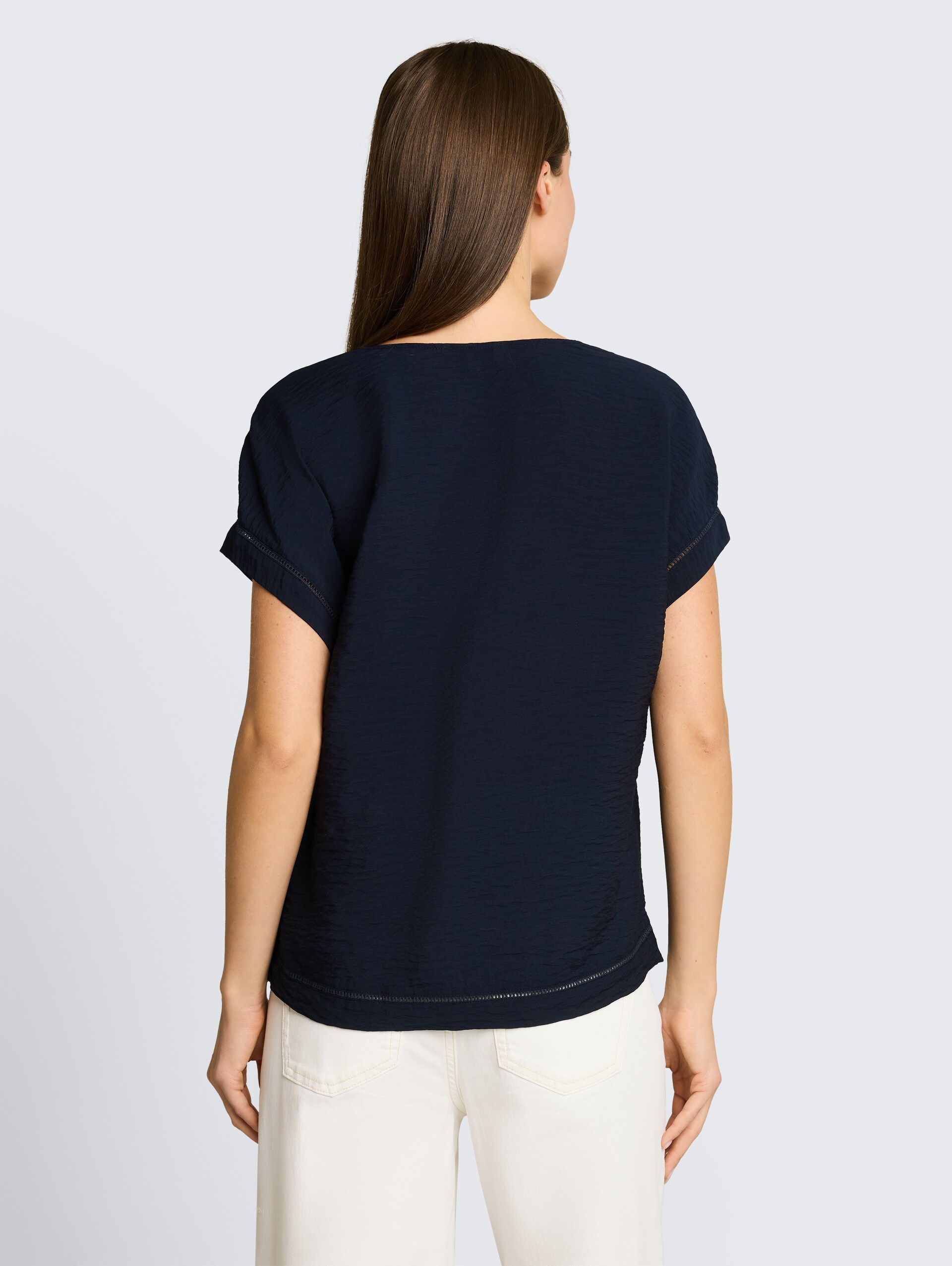 Losvallende blouse met V-hals - sky captain blue - Neklijn model-achteraanzicht