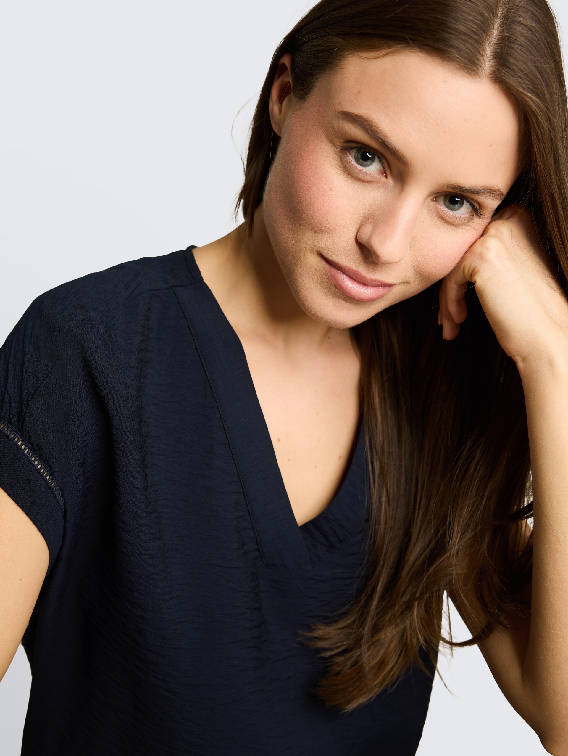 Losvallende blouse met V-hals - sky captain blue - Detailaanzicht model