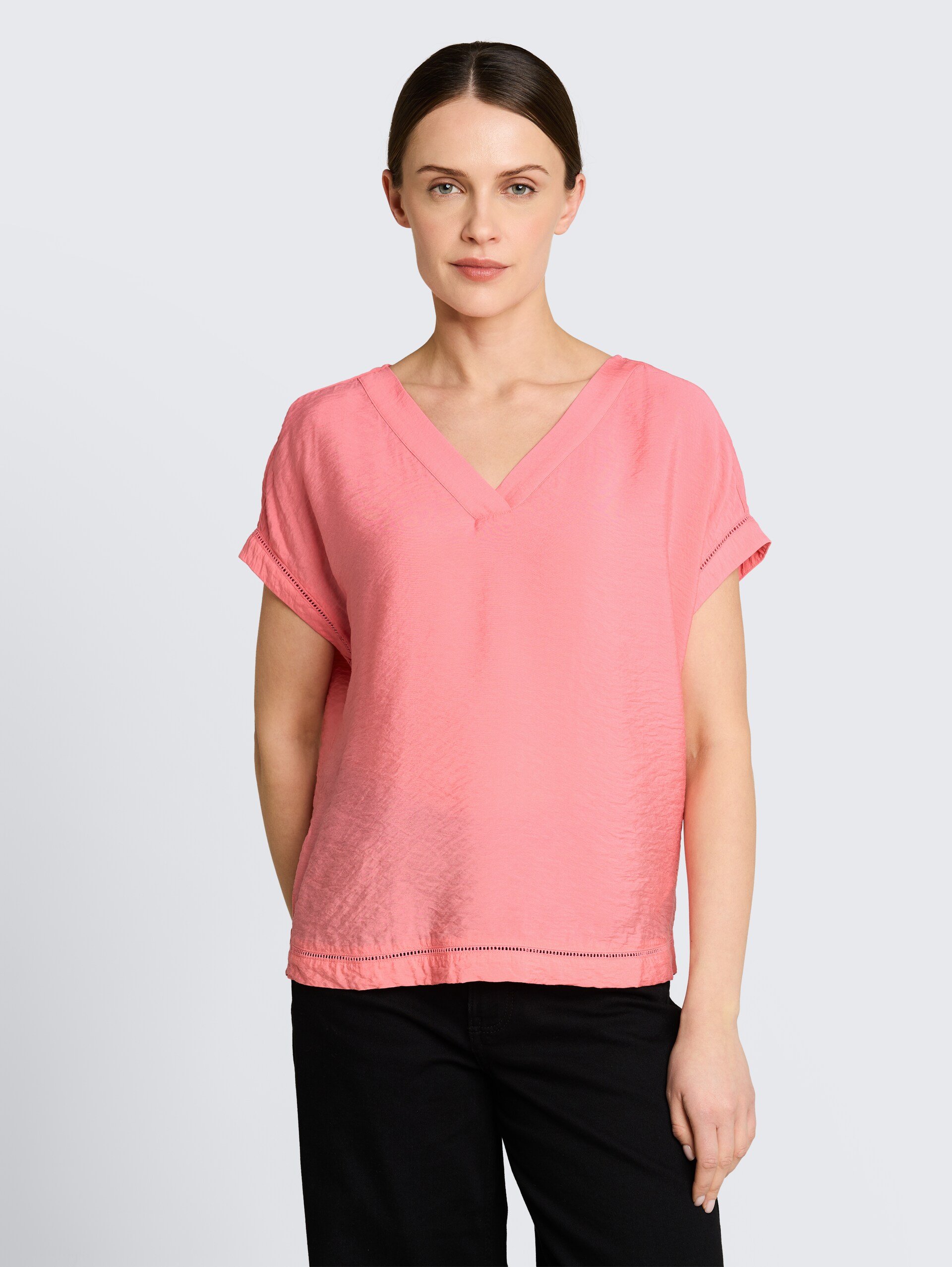 Losvallende blouse met V-hals - soft fuchsia pink - Nek model vooraanzicht
