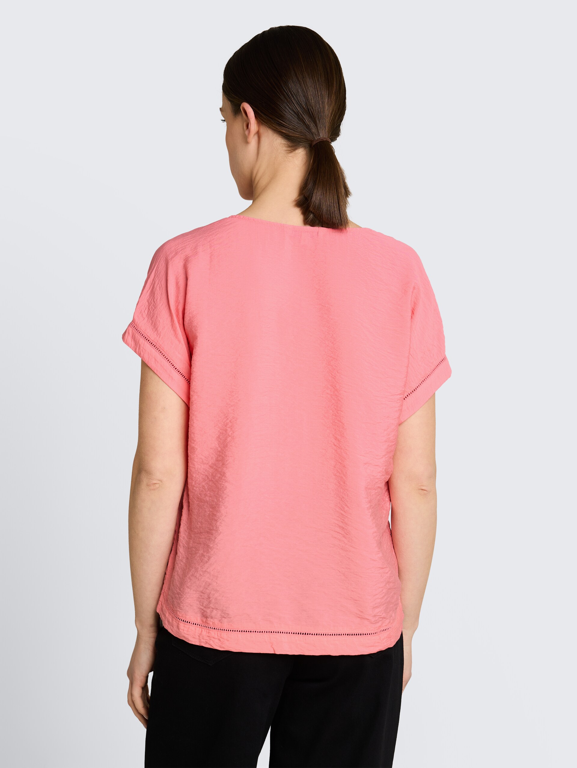 Losvallende blouse met V-hals - soft fuchsia pink - Neklijn model-achteraanzicht