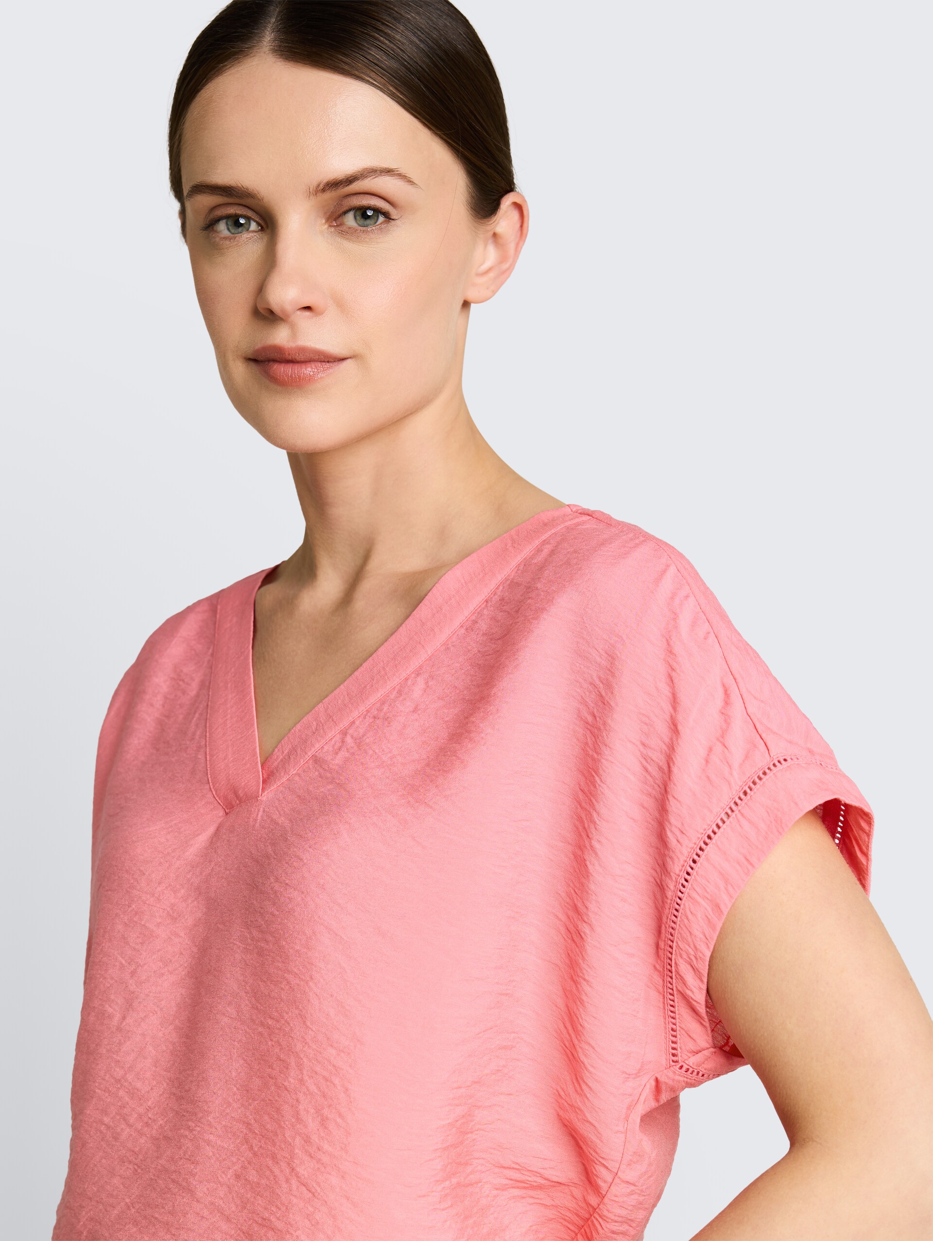 Losvallende blouse met V-hals - soft fuchsia pink - Detailaanzicht model