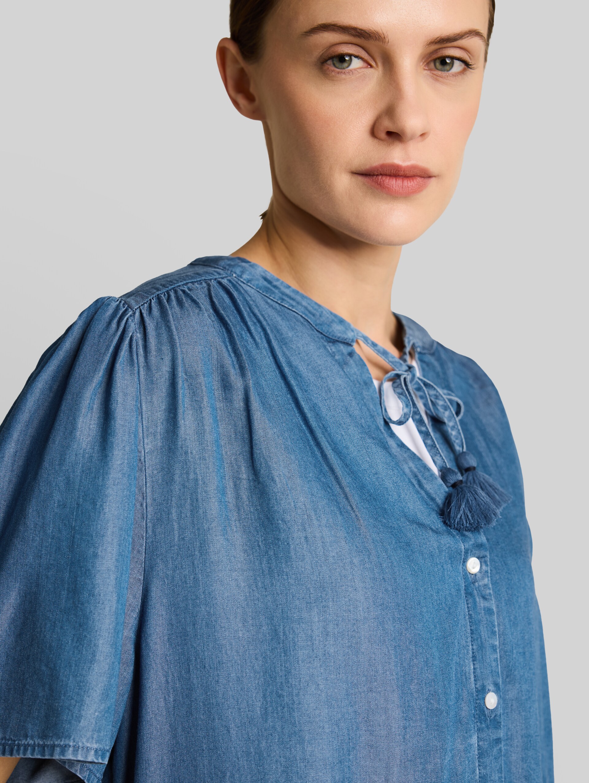 Blouse with tassels - Clean Light Stone Blue Denim - Detail model view