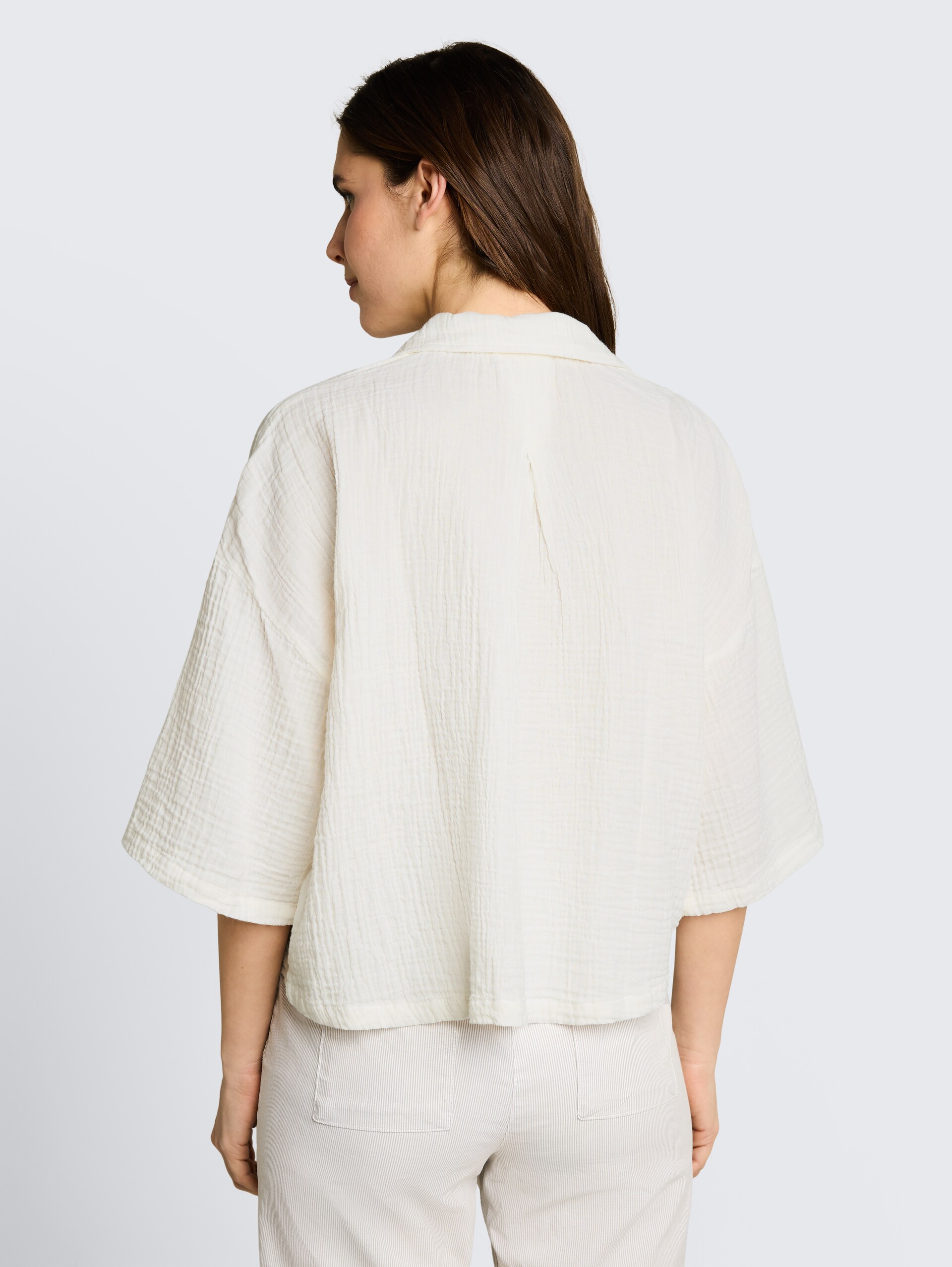 Oversized mousseline blouse van katoen - Whisper White - Neklijn model-achteraanzicht