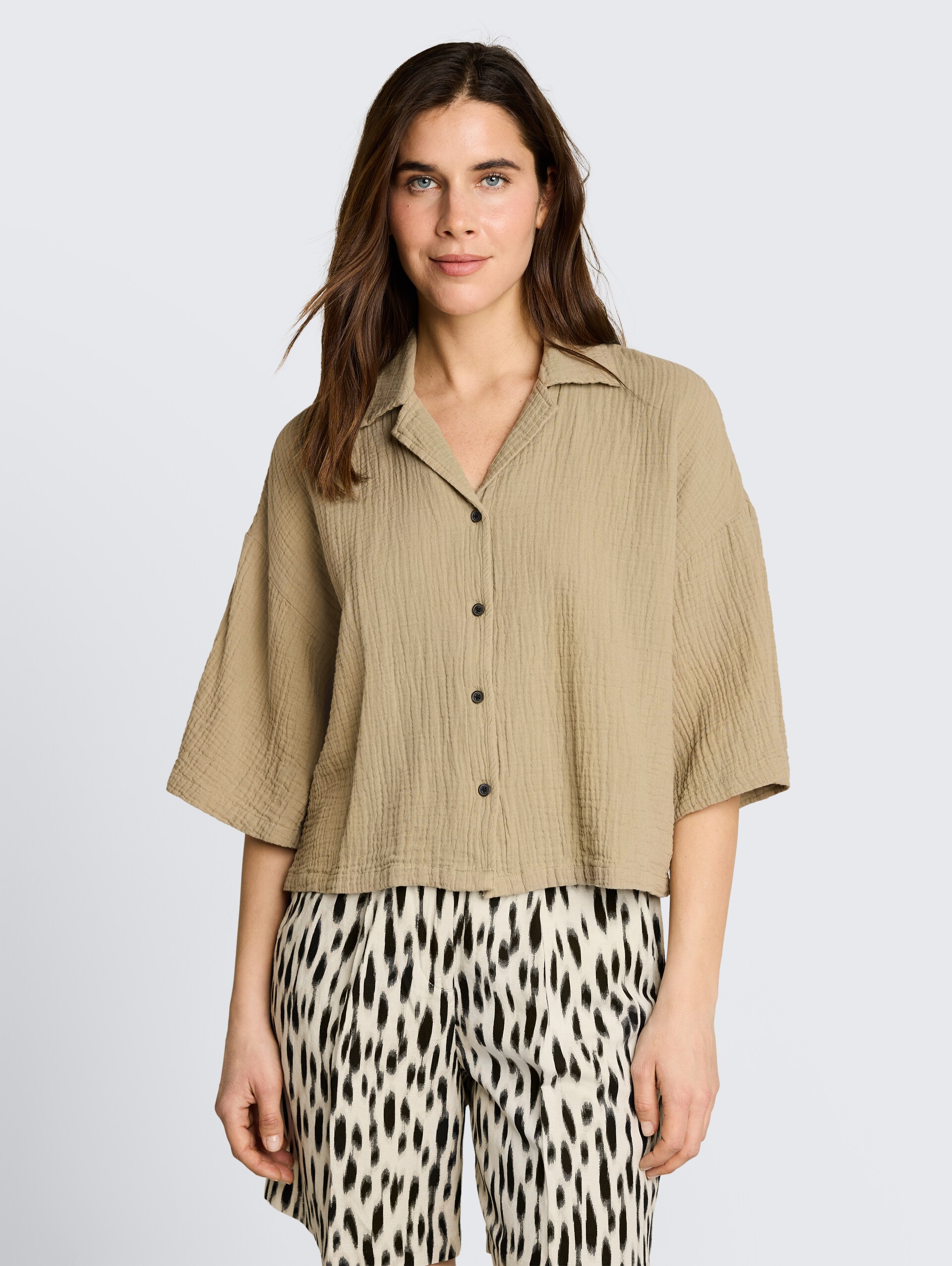 Oversized mousseline blouse van katoen - Silver Olive - Nek model vooraanzicht