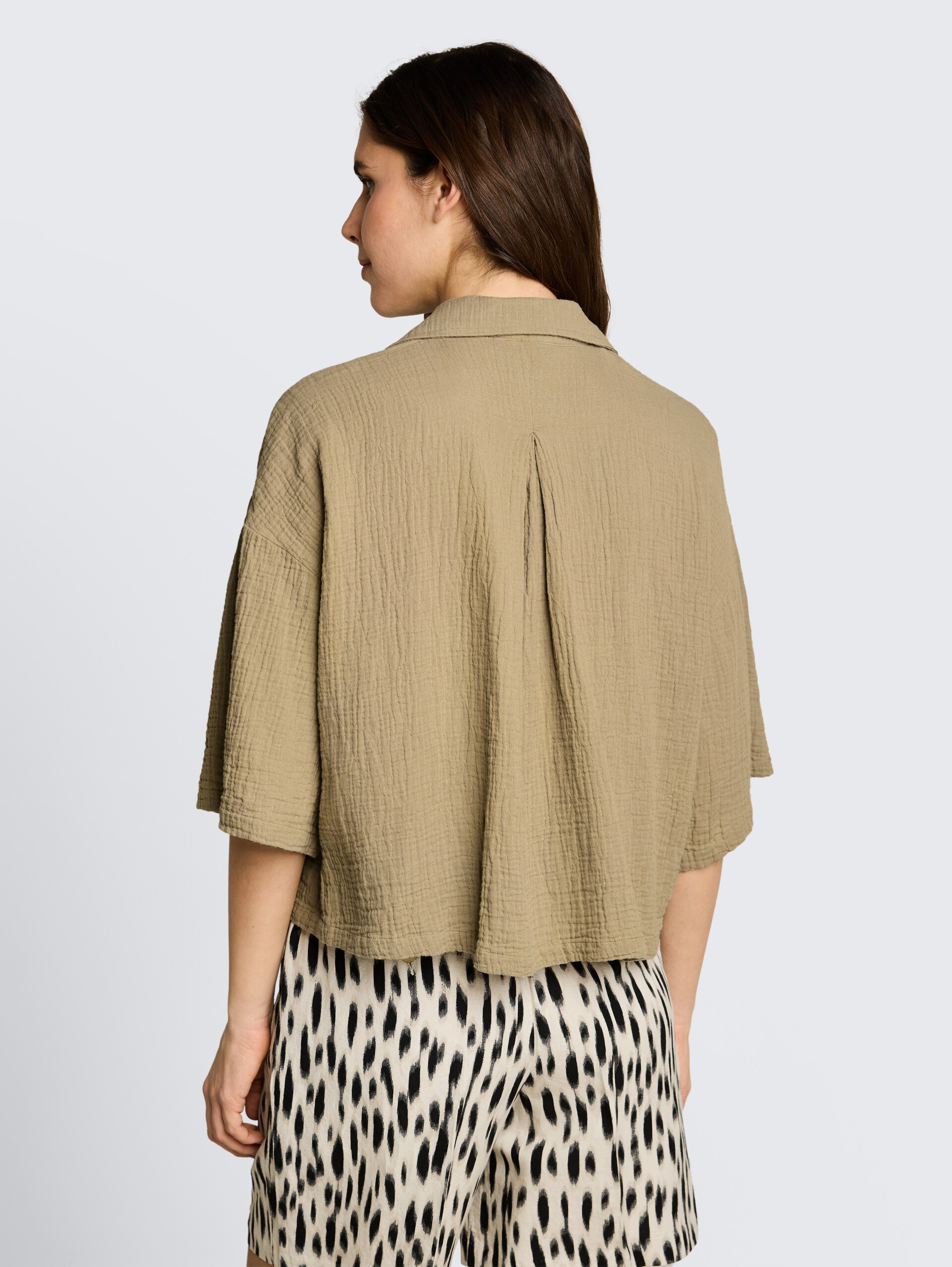 Oversized mousseline blouse van katoen - Silver Olive - Neklijn model-achteraanzicht
