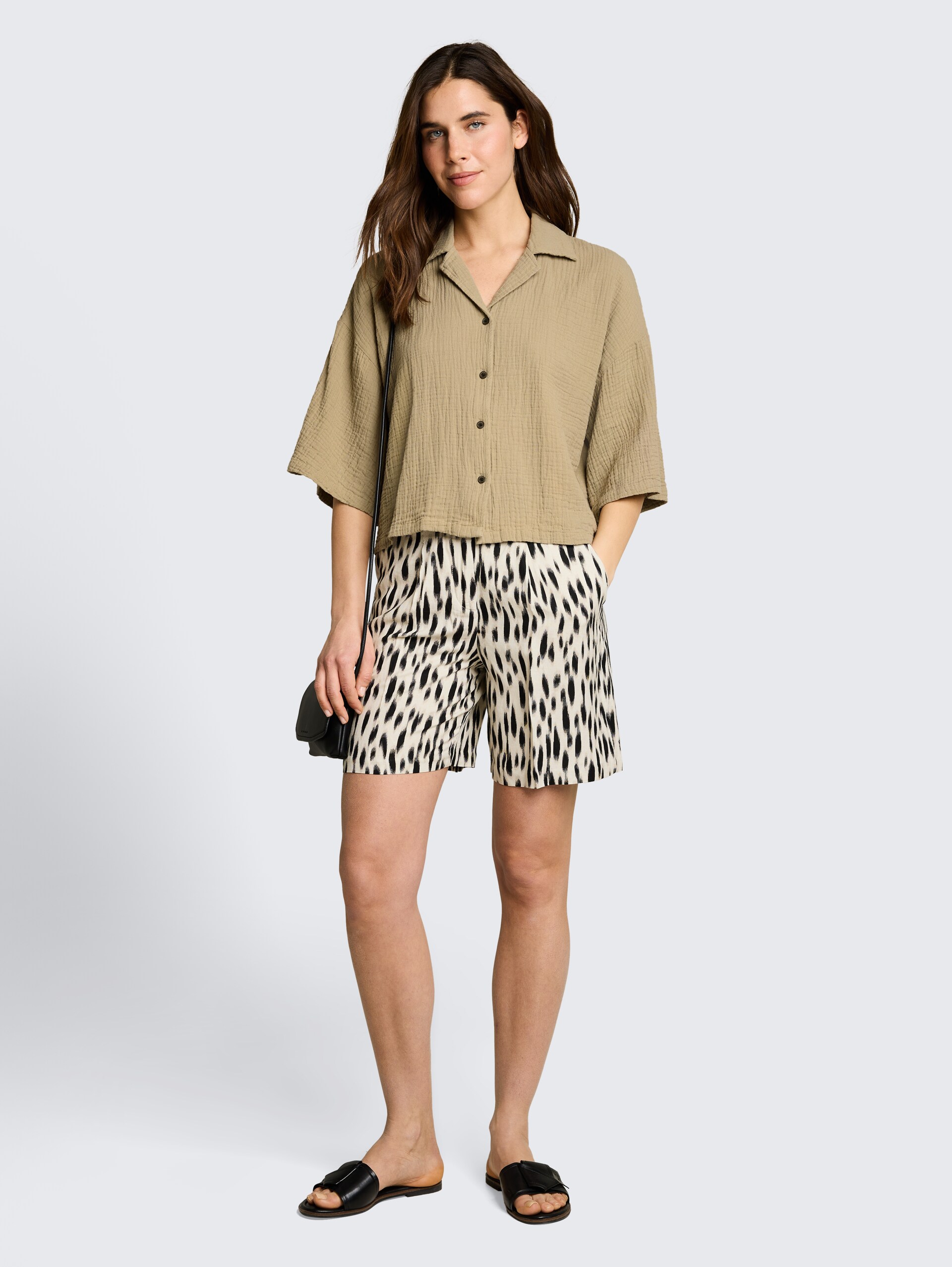 Oversized mousseline blouse van katoen - Silver Olive - Model vooraanzicht