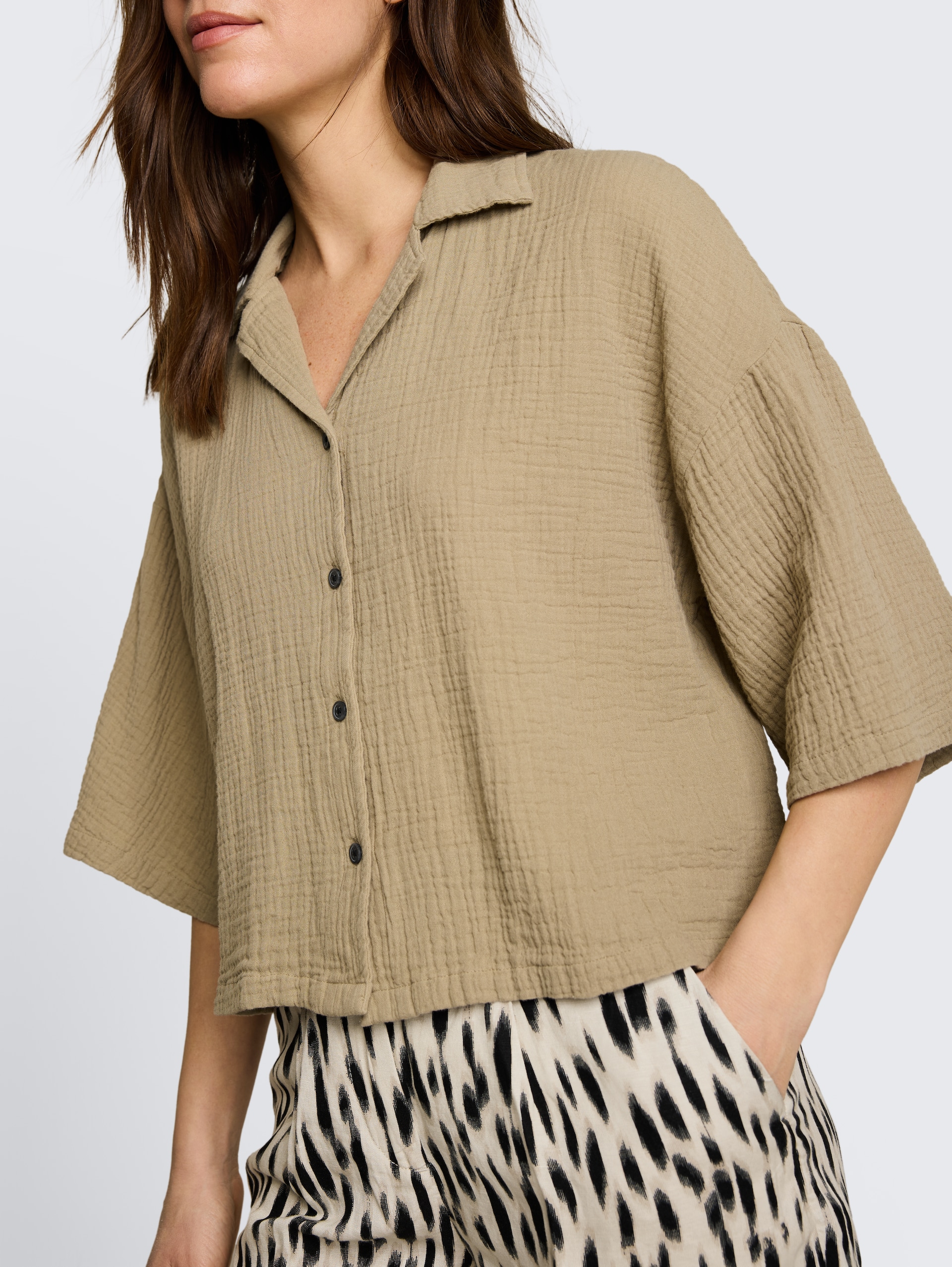 Oversized mousseline blouse van katoen - Silver Olive - Detailaanzicht model