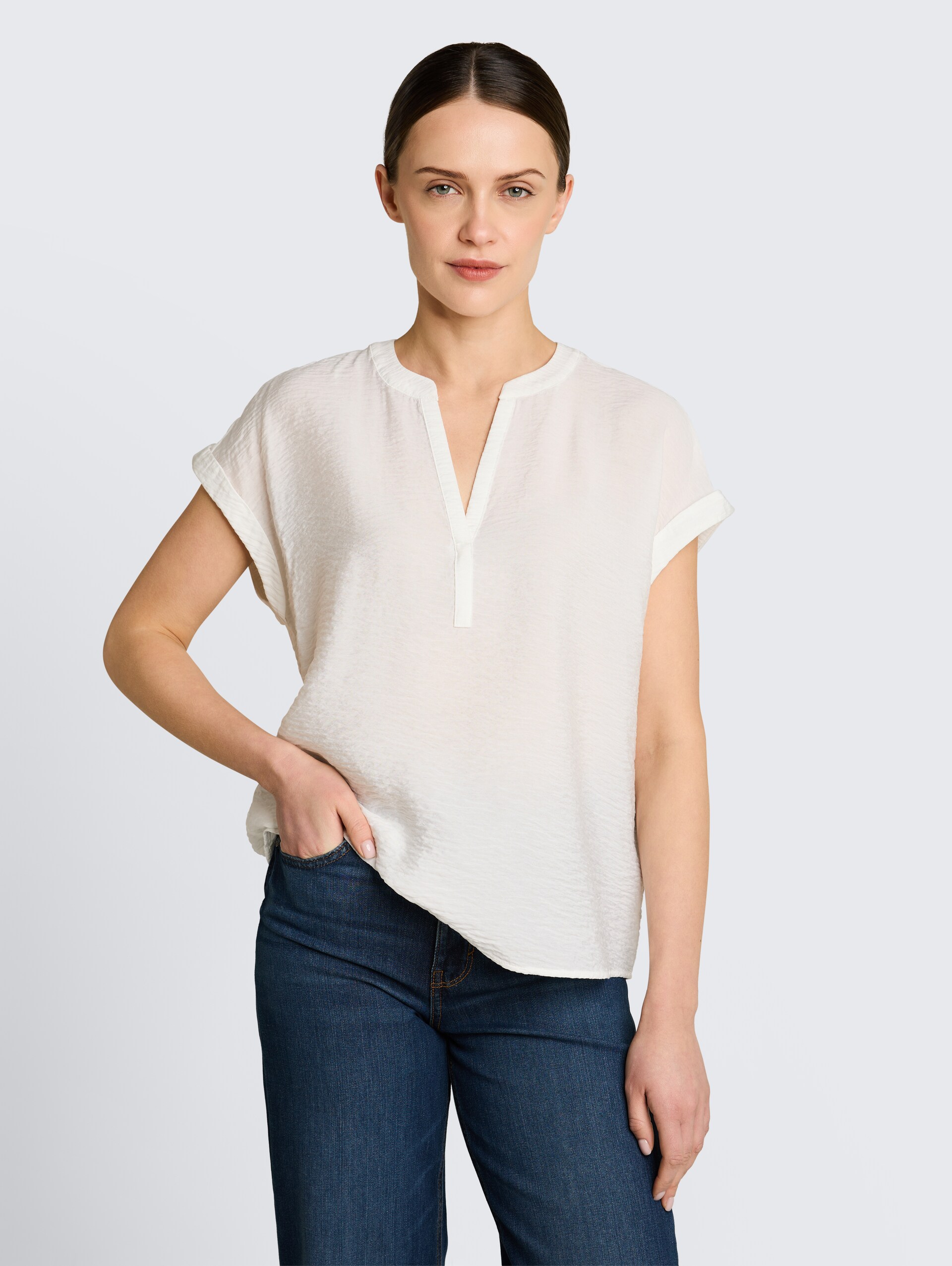 Losvallende blouse met V-hals - Whisper White - Nek model vooraanzicht