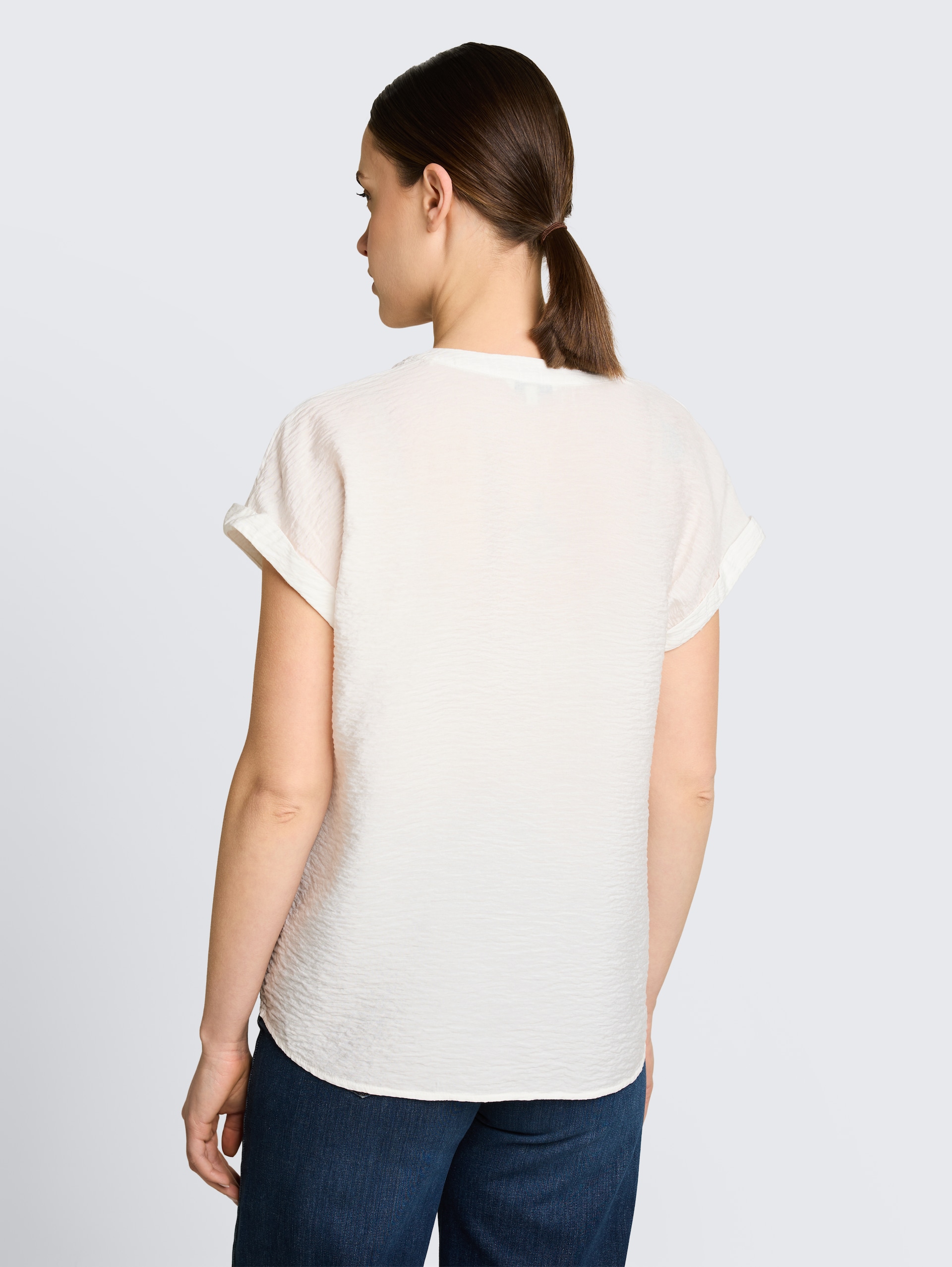 Losvallende blouse met V-hals - Whisper White - Neklijn model-achteraanzicht