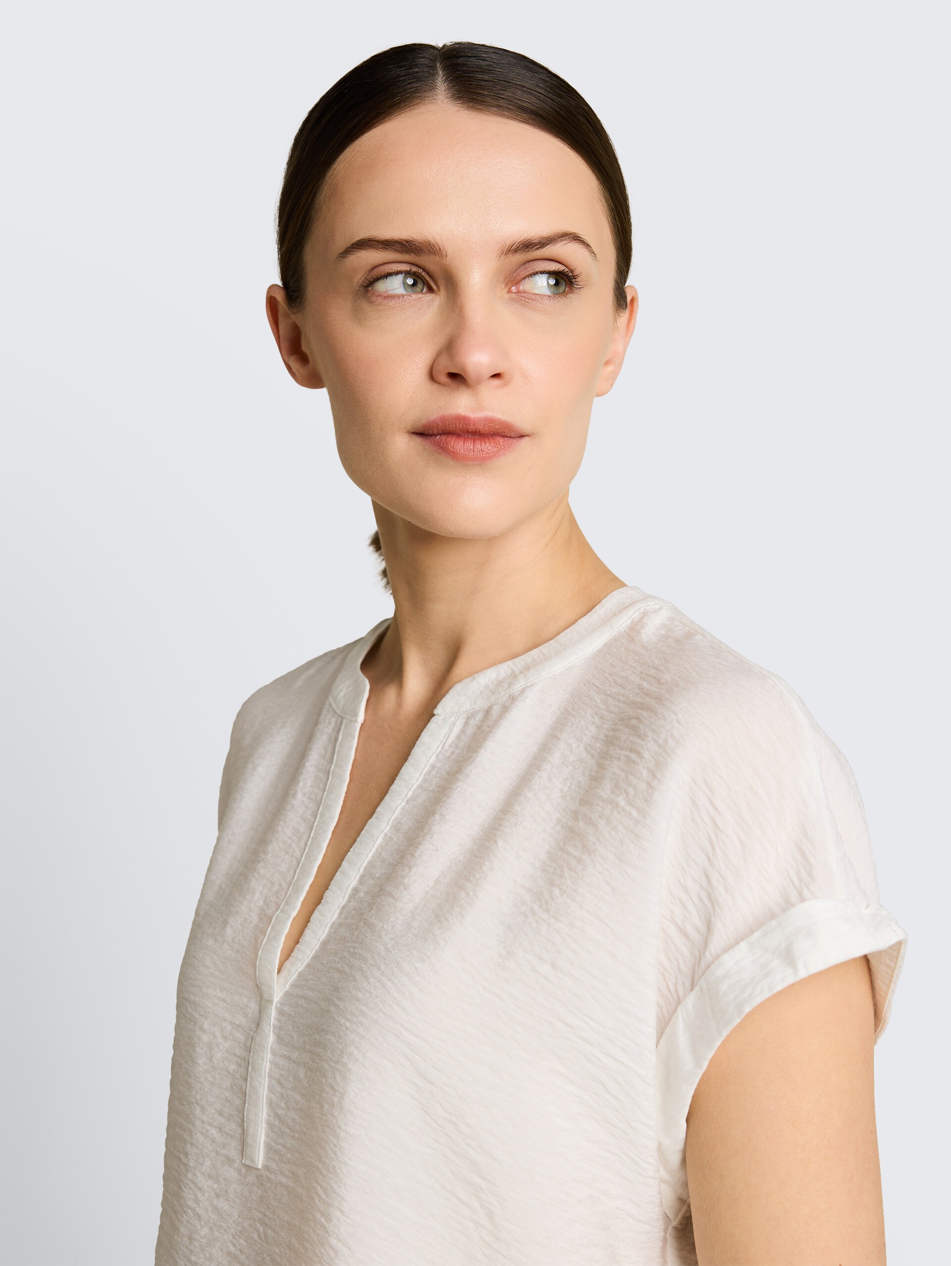 Losvallende blouse met V-hals - Whisper White - Detailaanzicht model