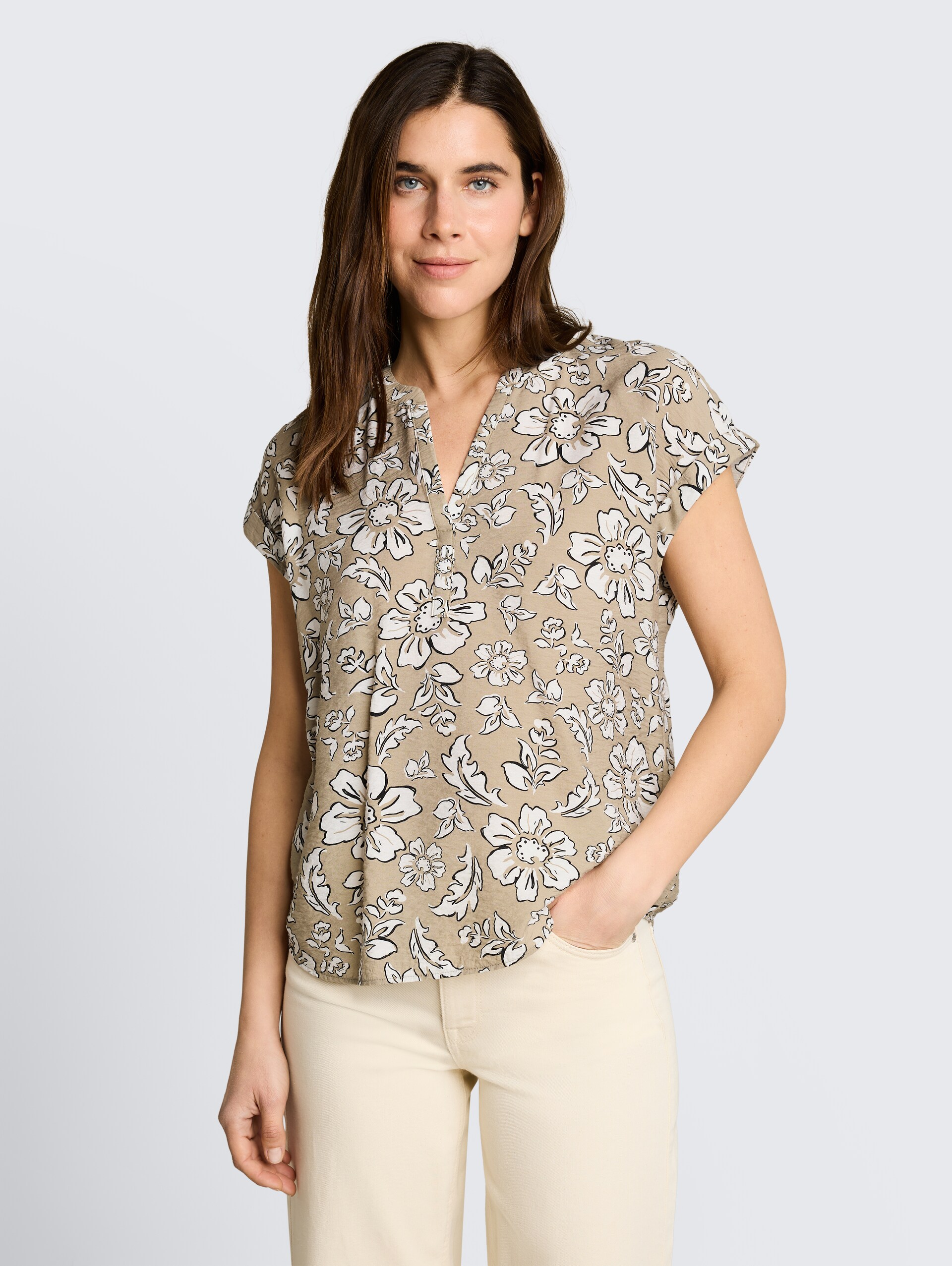 Loose Fit Bluse mit V-Ausschnitt - olive big flower design - Ausschnitt Model-Vorderansicht