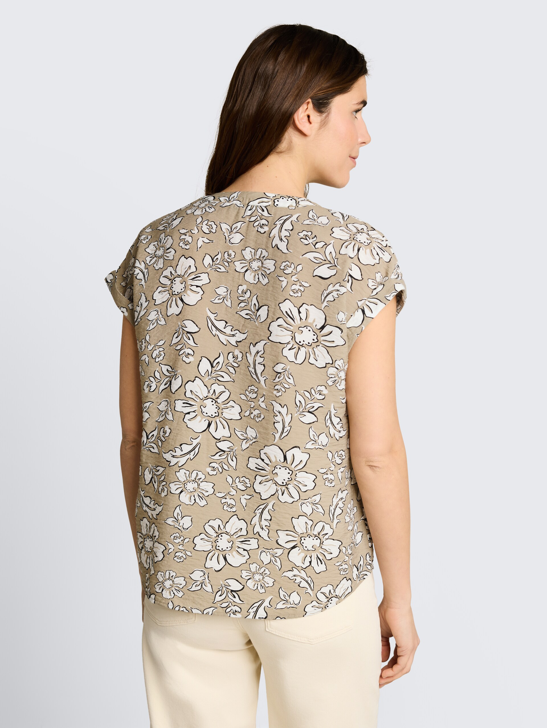 Loose Fit Bluse mit V-Ausschnitt - olive big flower design - Auschnitt Model-Rückansicht