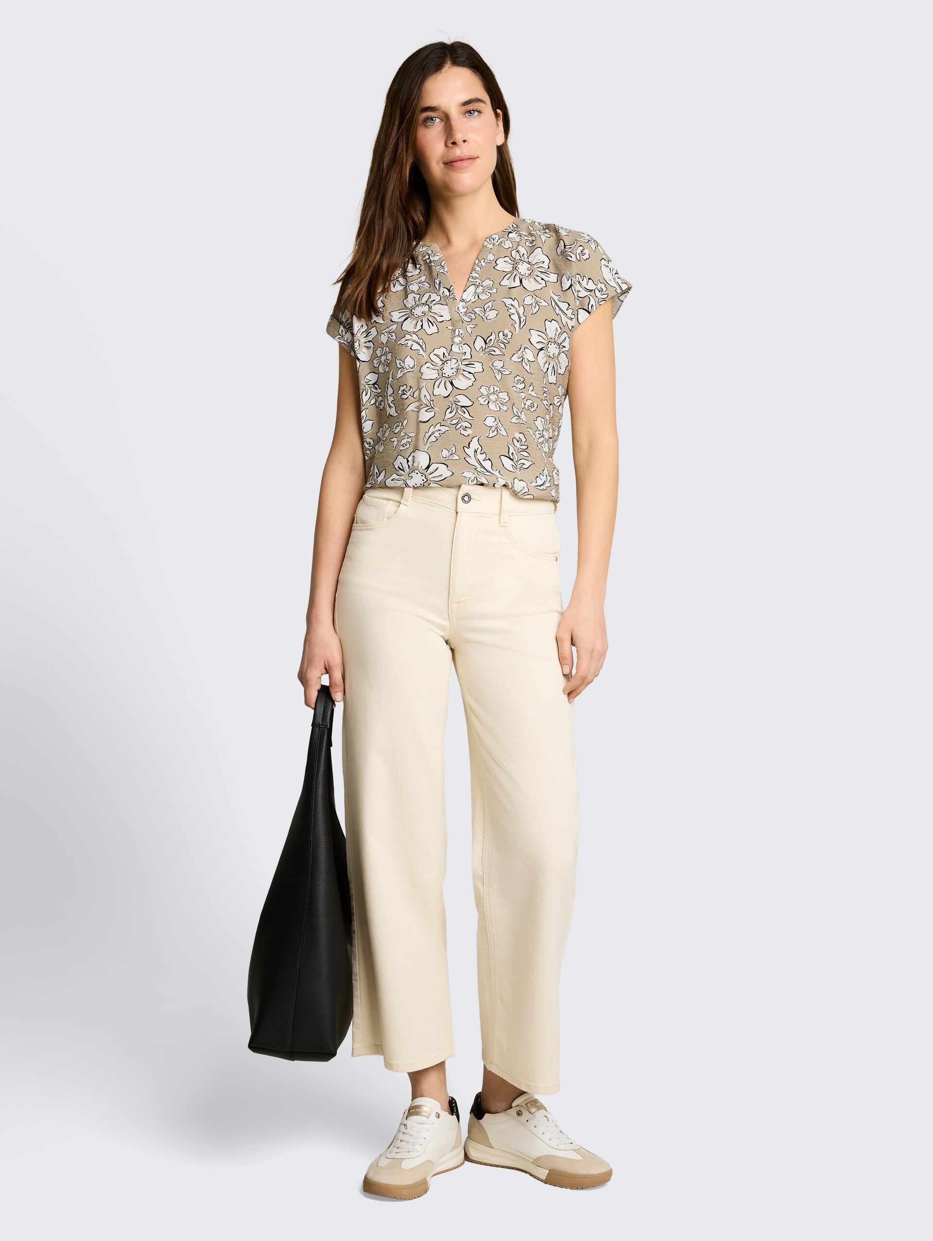 Loose Fit Bluse mit V-Ausschnitt - olive big flower design - Model-Vorderansicht