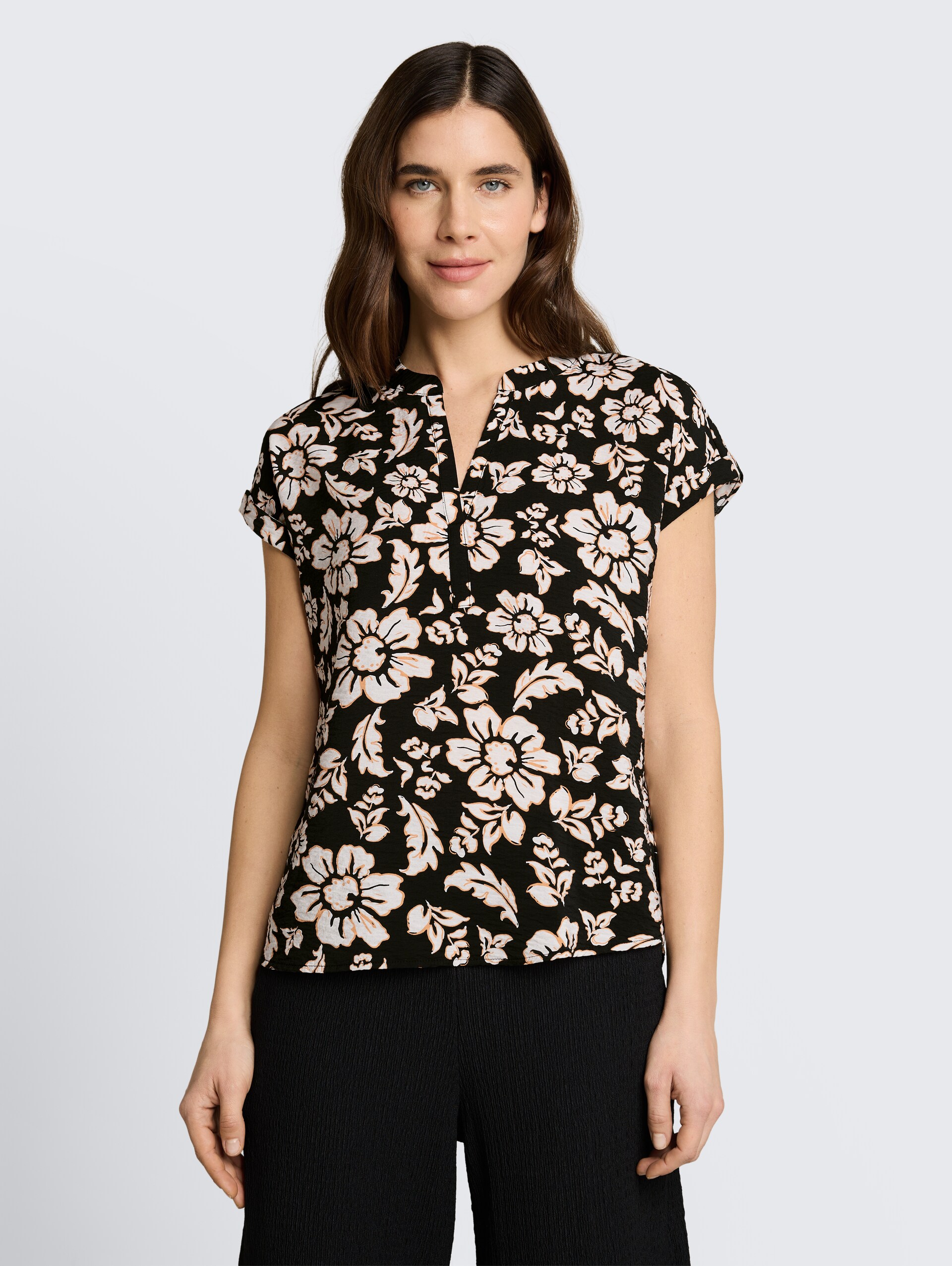 Losvallende blouse met V-hals - black big flower design - Nek model vooraanzicht