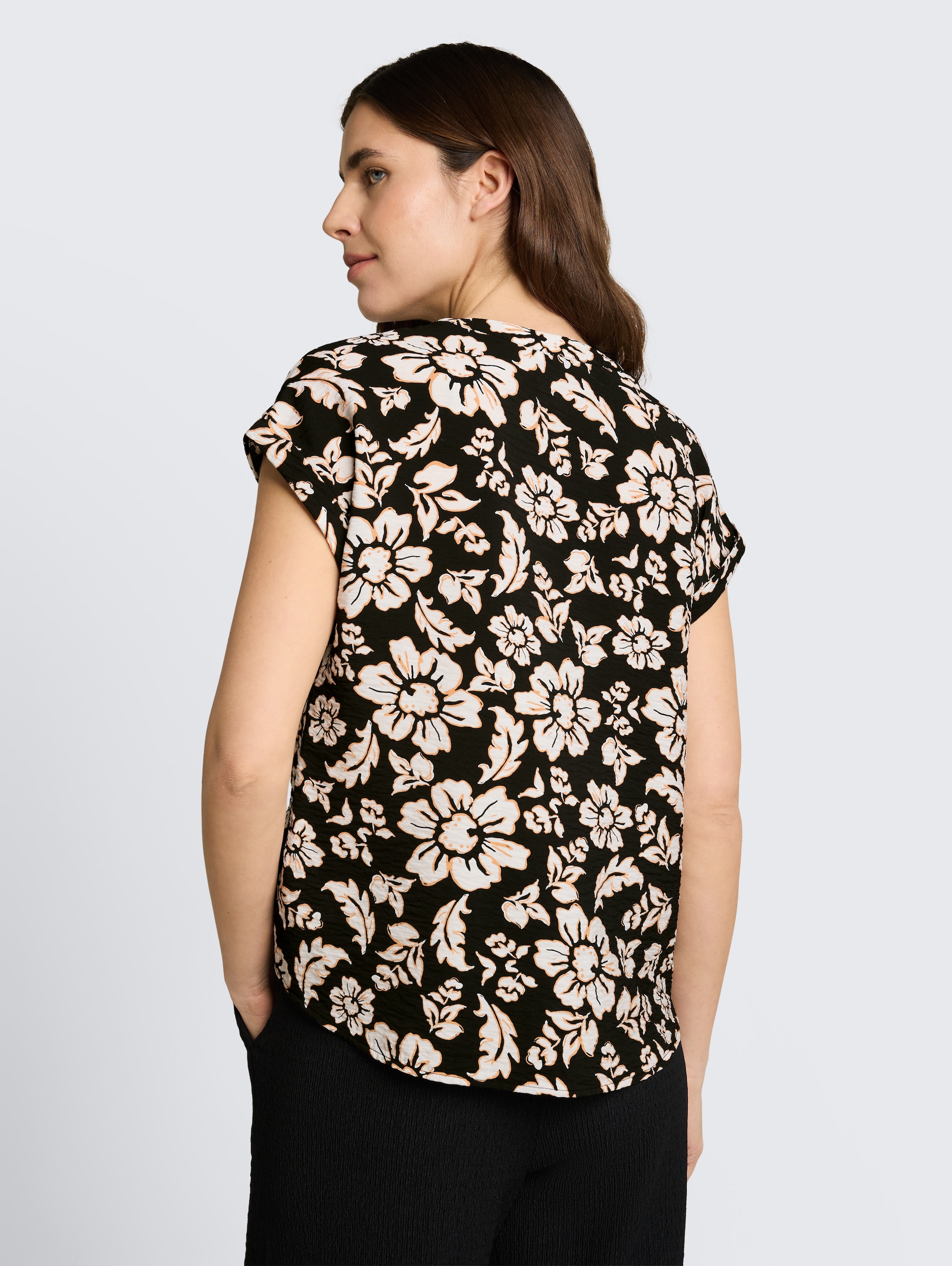 Losvallende blouse met V-hals - black big flower design - Neklijn model-achteraanzicht