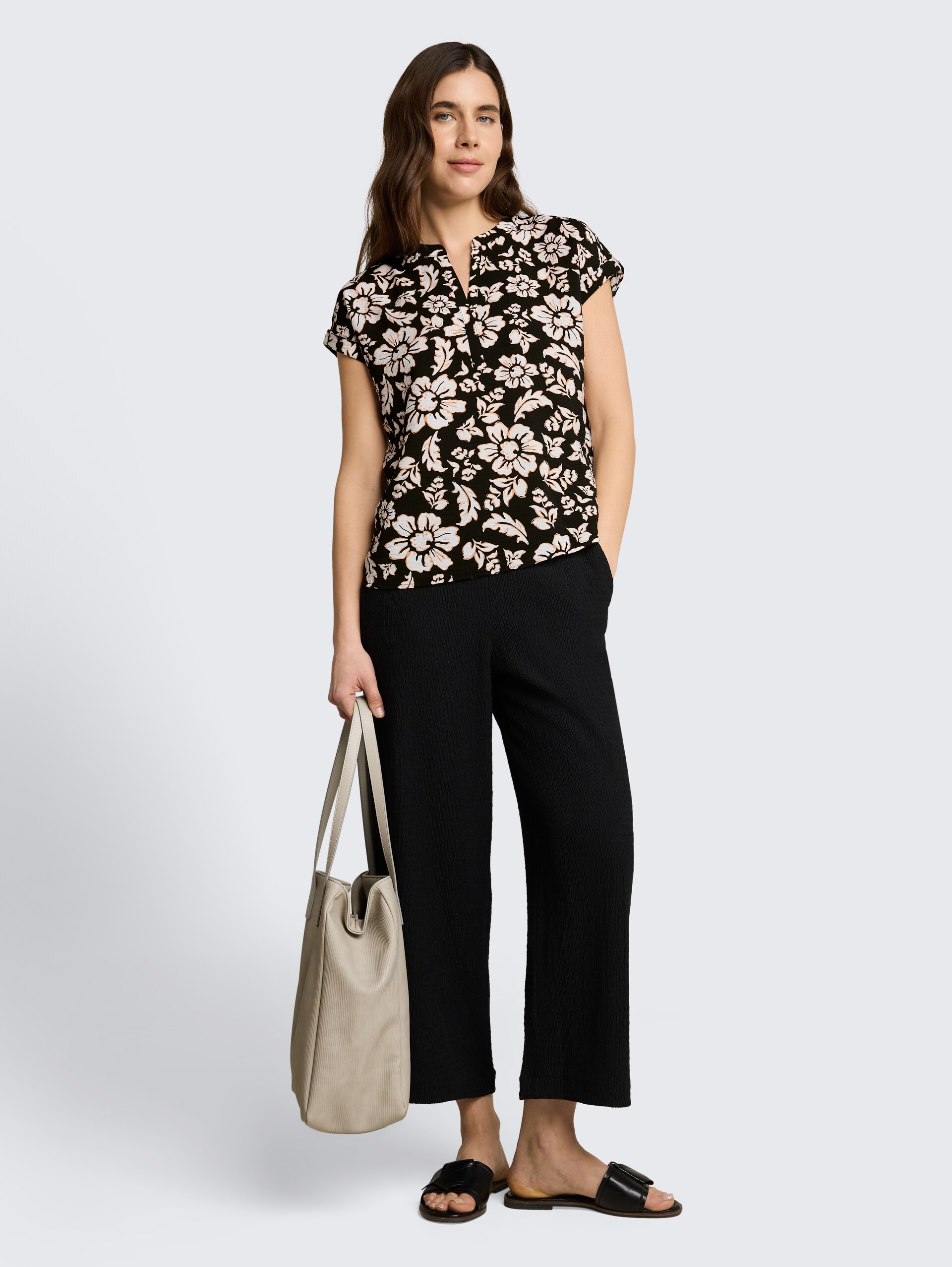 Losvallende blouse met V-hals - black big flower design - Model vooraanzicht