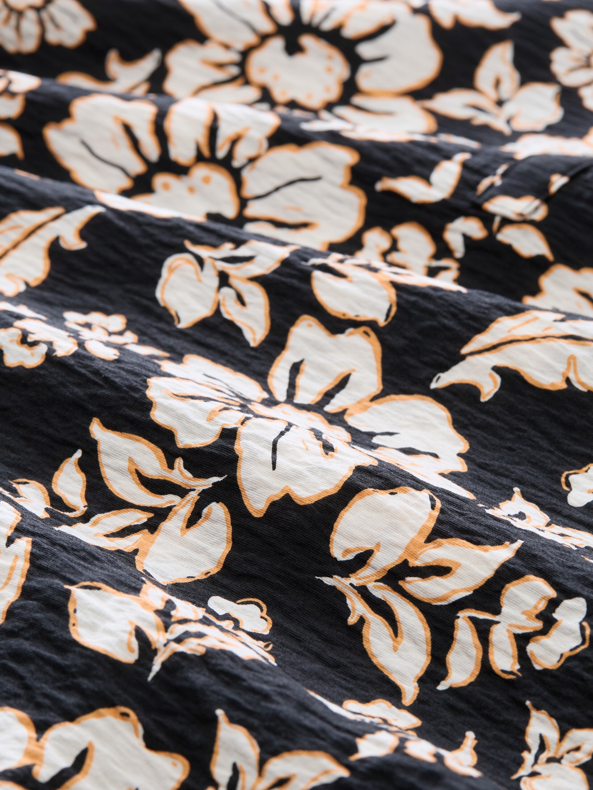 Losvallende blouse met V-hals - black big flower design - Materiaalweergave