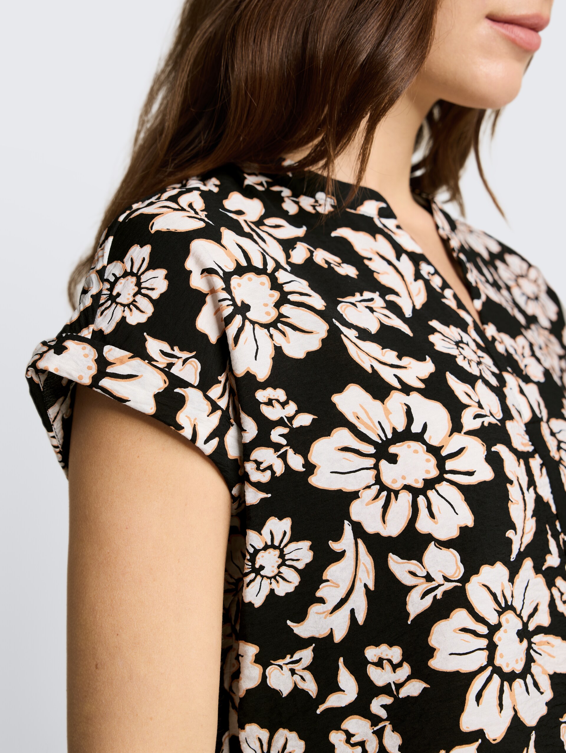 Losvallende blouse met V-hals - black big flower design - Detailaanzicht model