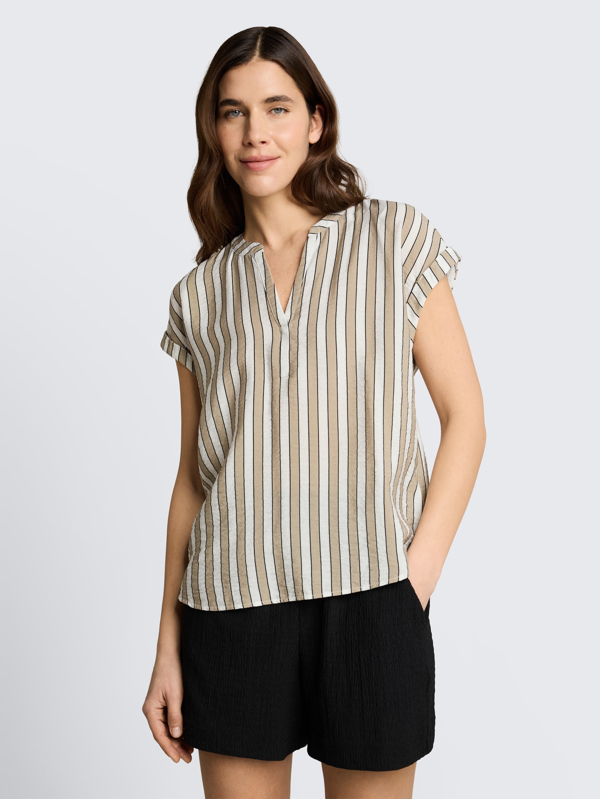 Losvallende blouse met V-hals - olive white irregular stripe - Nek model vooraanzicht