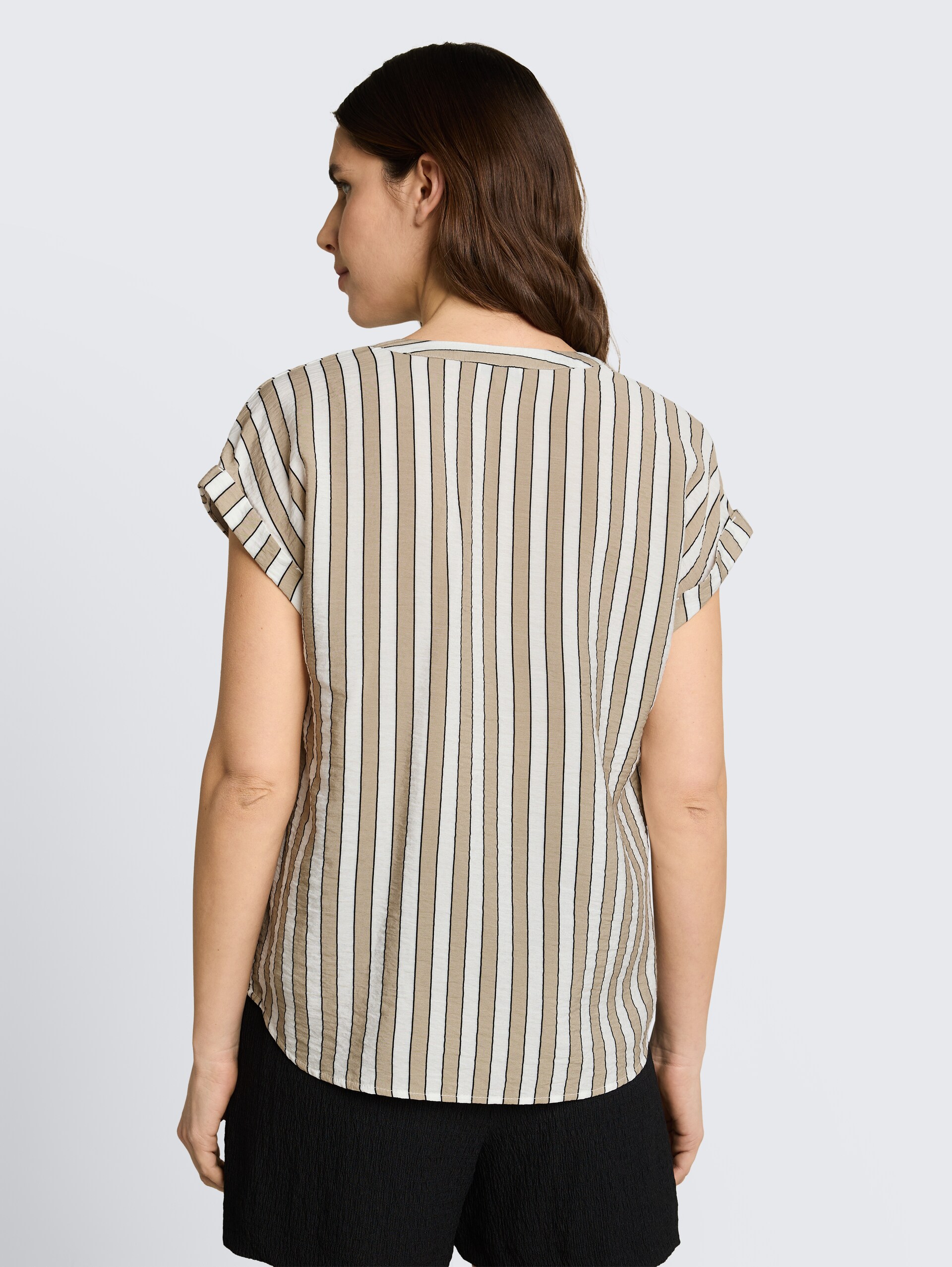 Losvallende blouse met V-hals - olive white irregular stripe - Neklijn model-achteraanzicht
