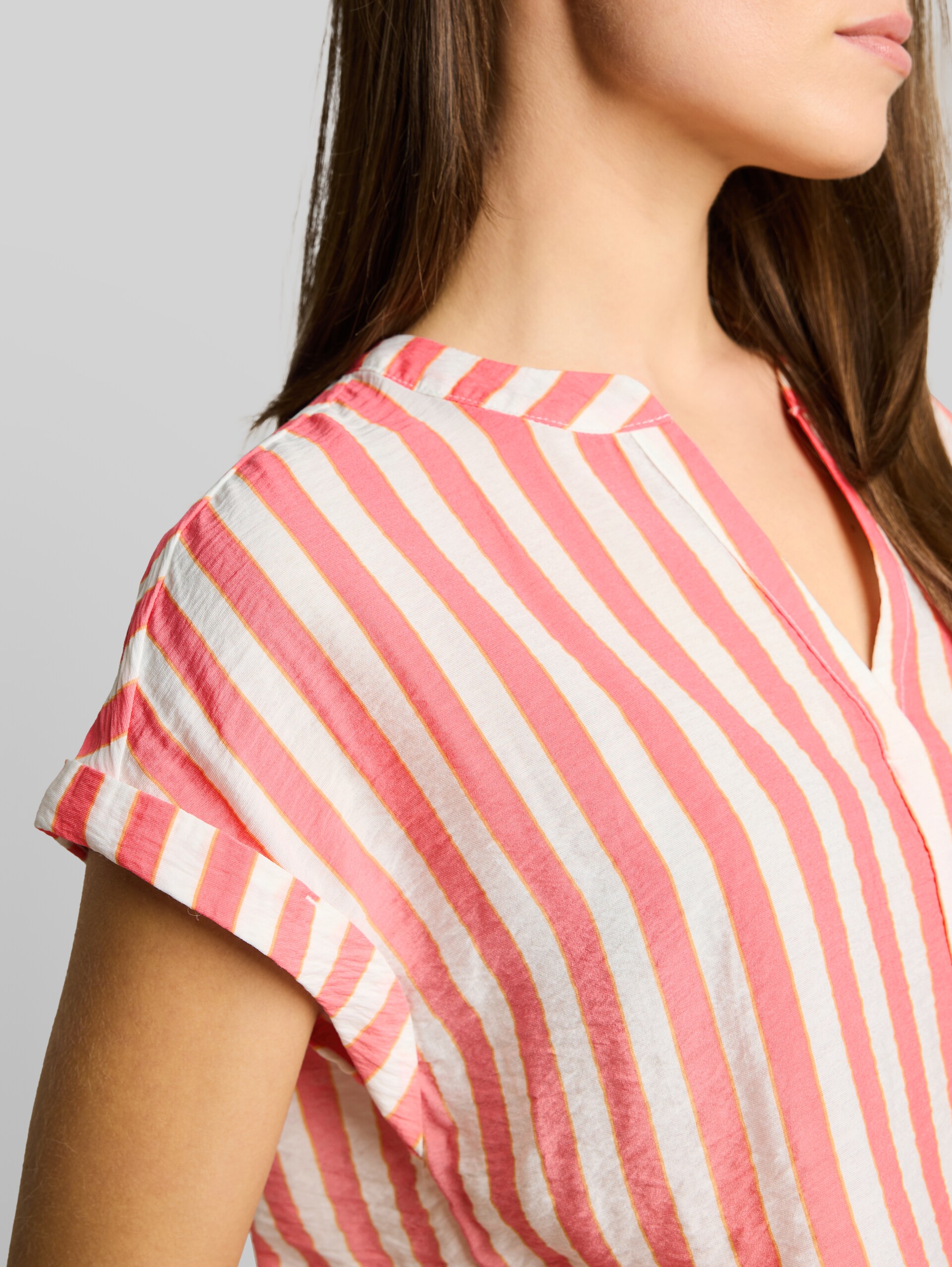 Blouse ample à encolure en V - pink white irregular stripe - Vue détaillée du modèle