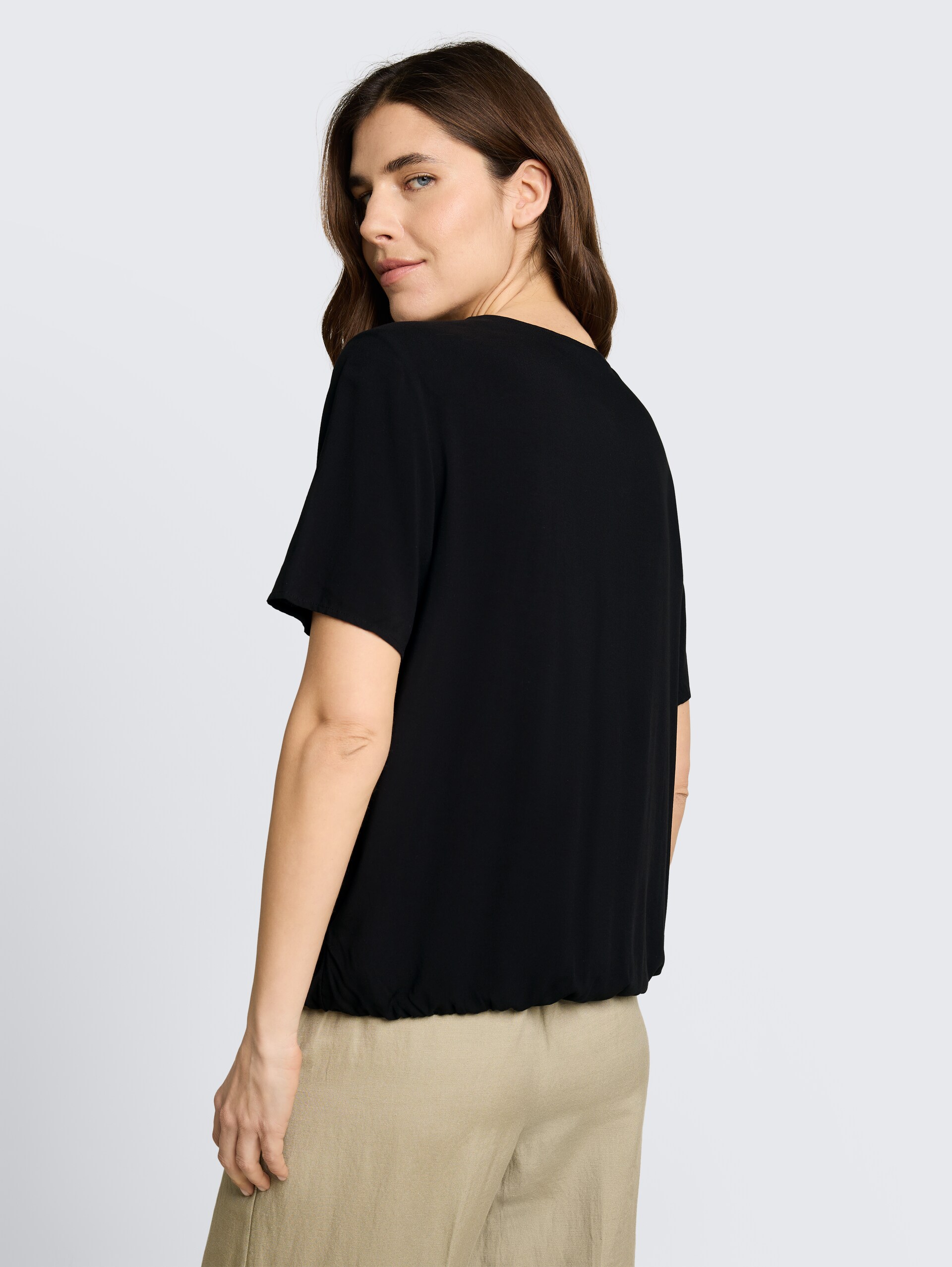 Blouse van viscose - deep black - Neklijn model-achteraanzicht