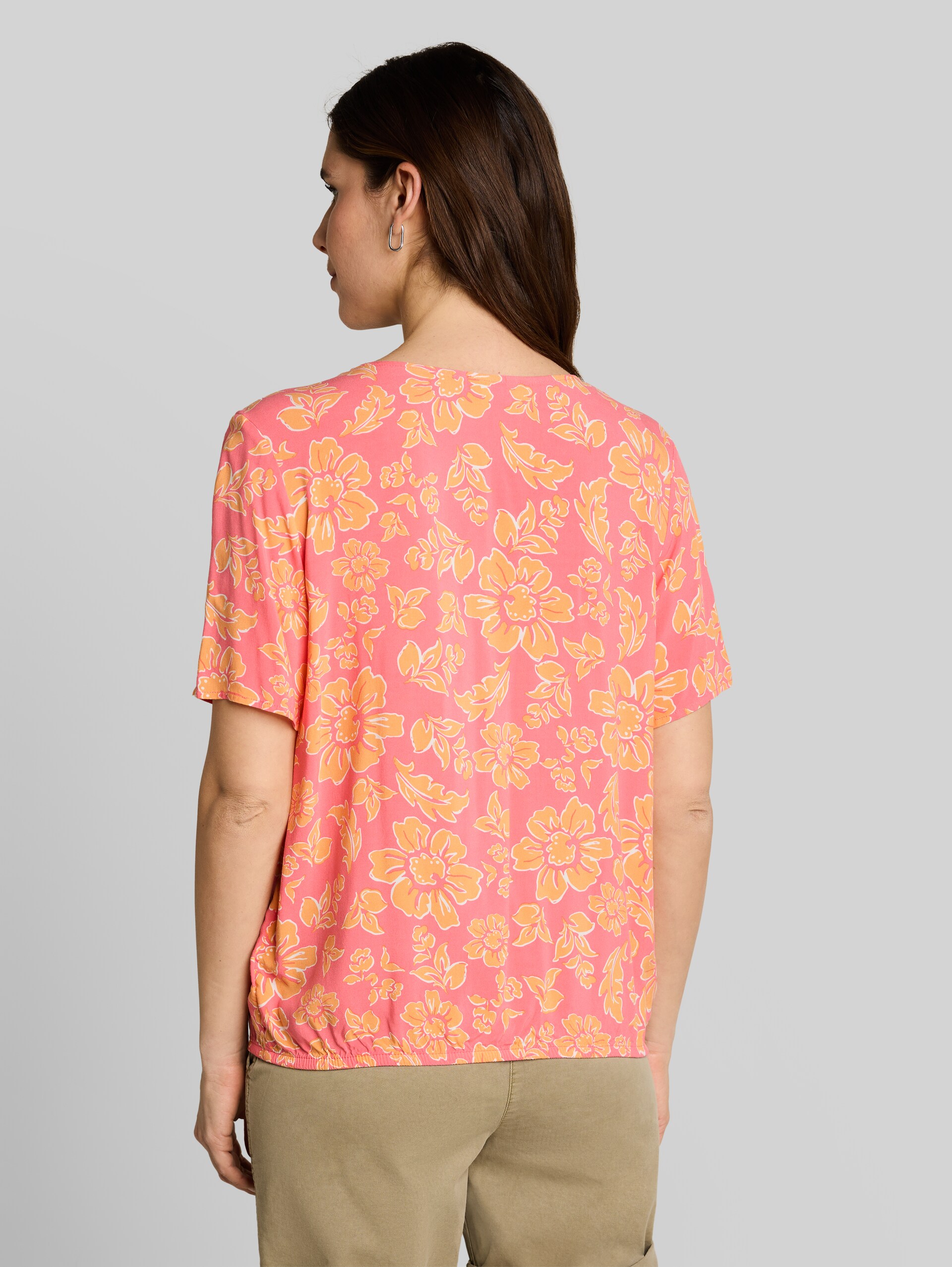 Bluse aus Viskose - pink big flower design - Auschnitt Model-Rückansicht