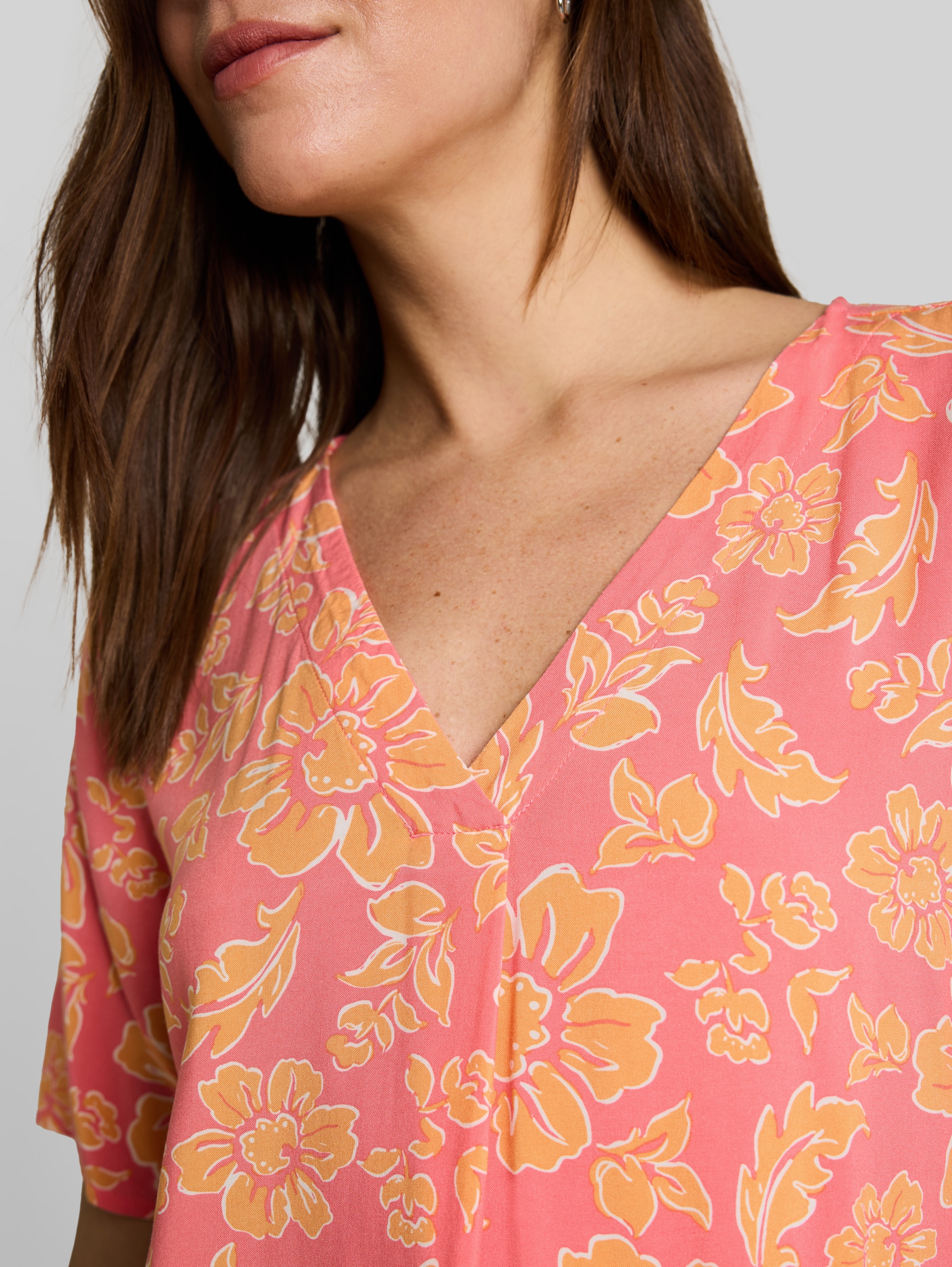 Bluse aus Viskose - pink big flower design - Detail-Model-Ansicht