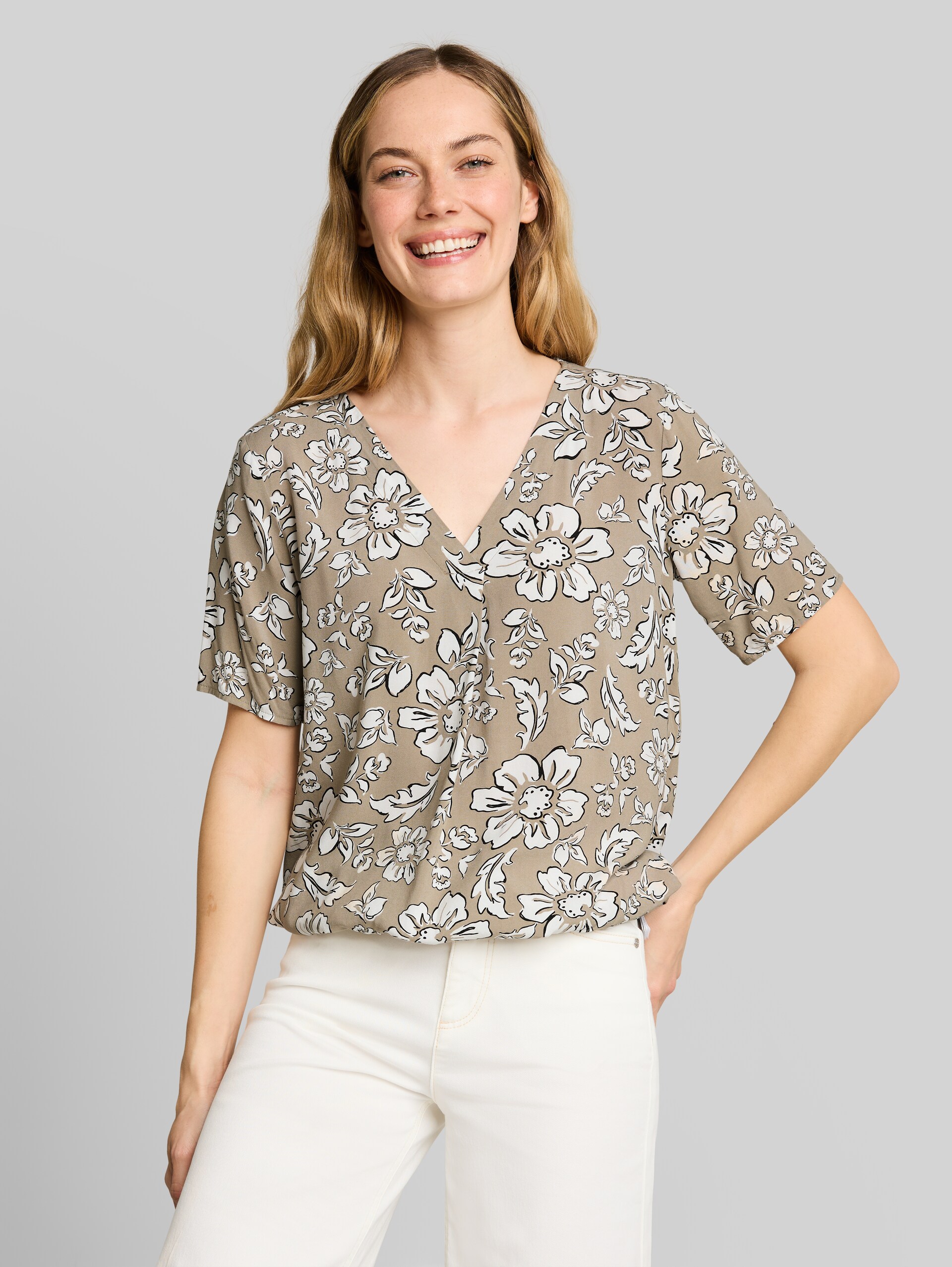 Bluse aus Viskose - olive big flower design - Ausschnitt Model-Vorderansicht