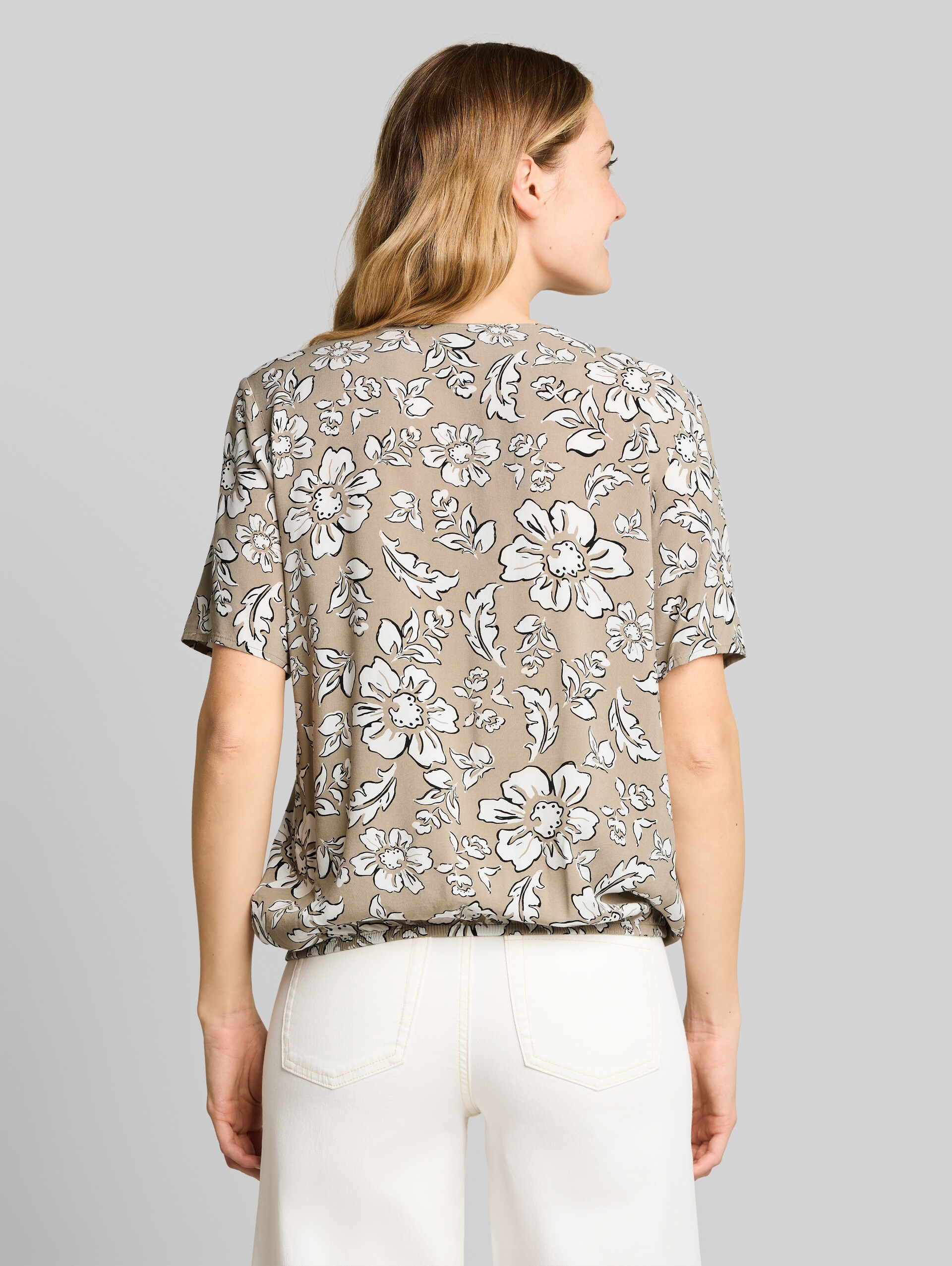 Bluse aus Viskose - olive big flower design - Auschnitt Model-Rückansicht