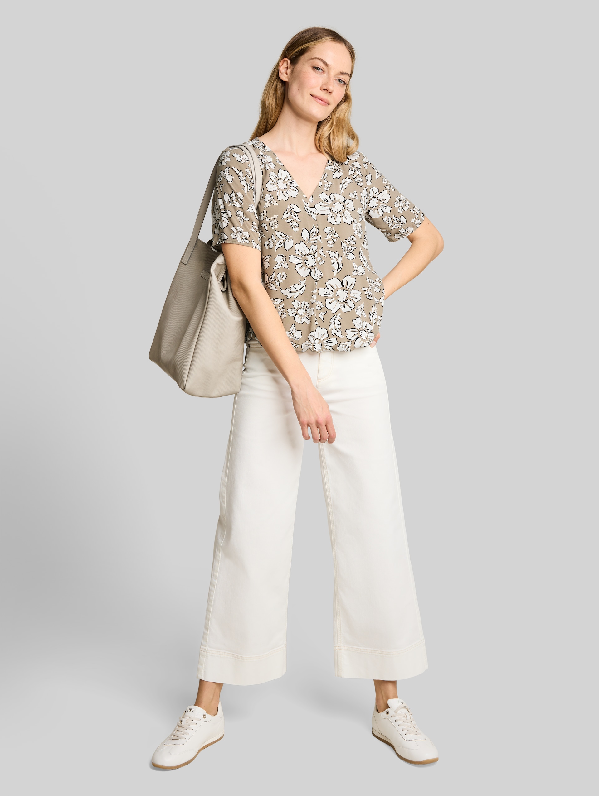 Bluse aus Viskose - olive big flower design - Model-Vorderansicht