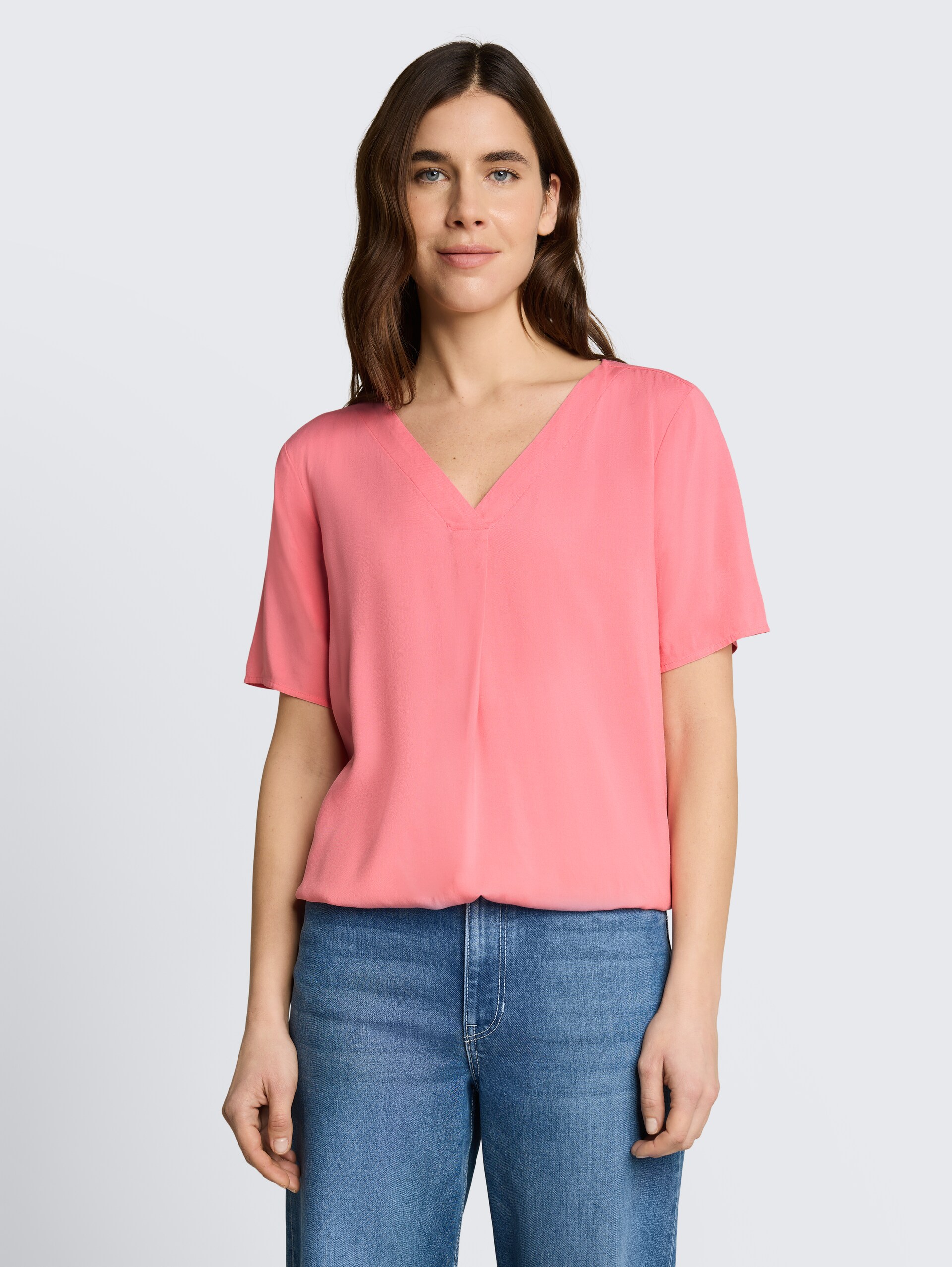 Bluse aus Viskose - soft fuchsia pink - Ausschnitt Model-Vorderansicht