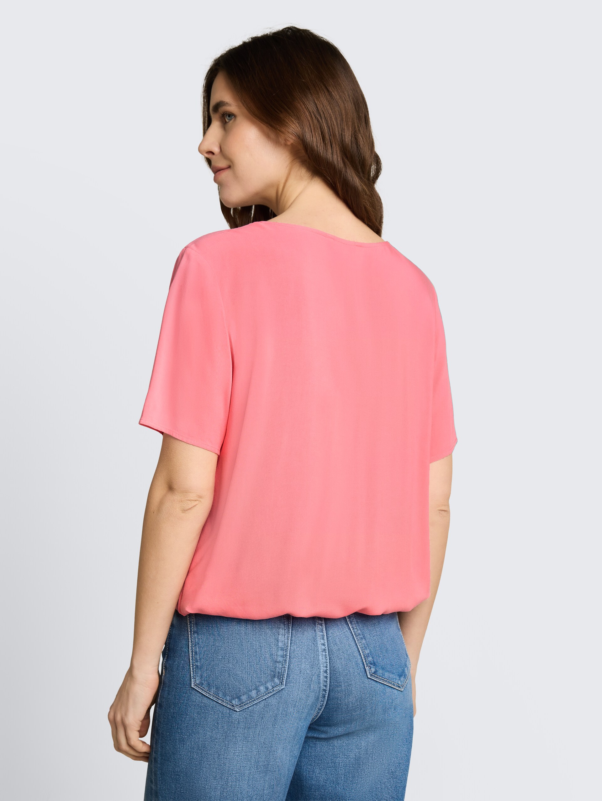 Bluse aus Viskose - soft fuchsia pink - Auschnitt Model-Rückansicht