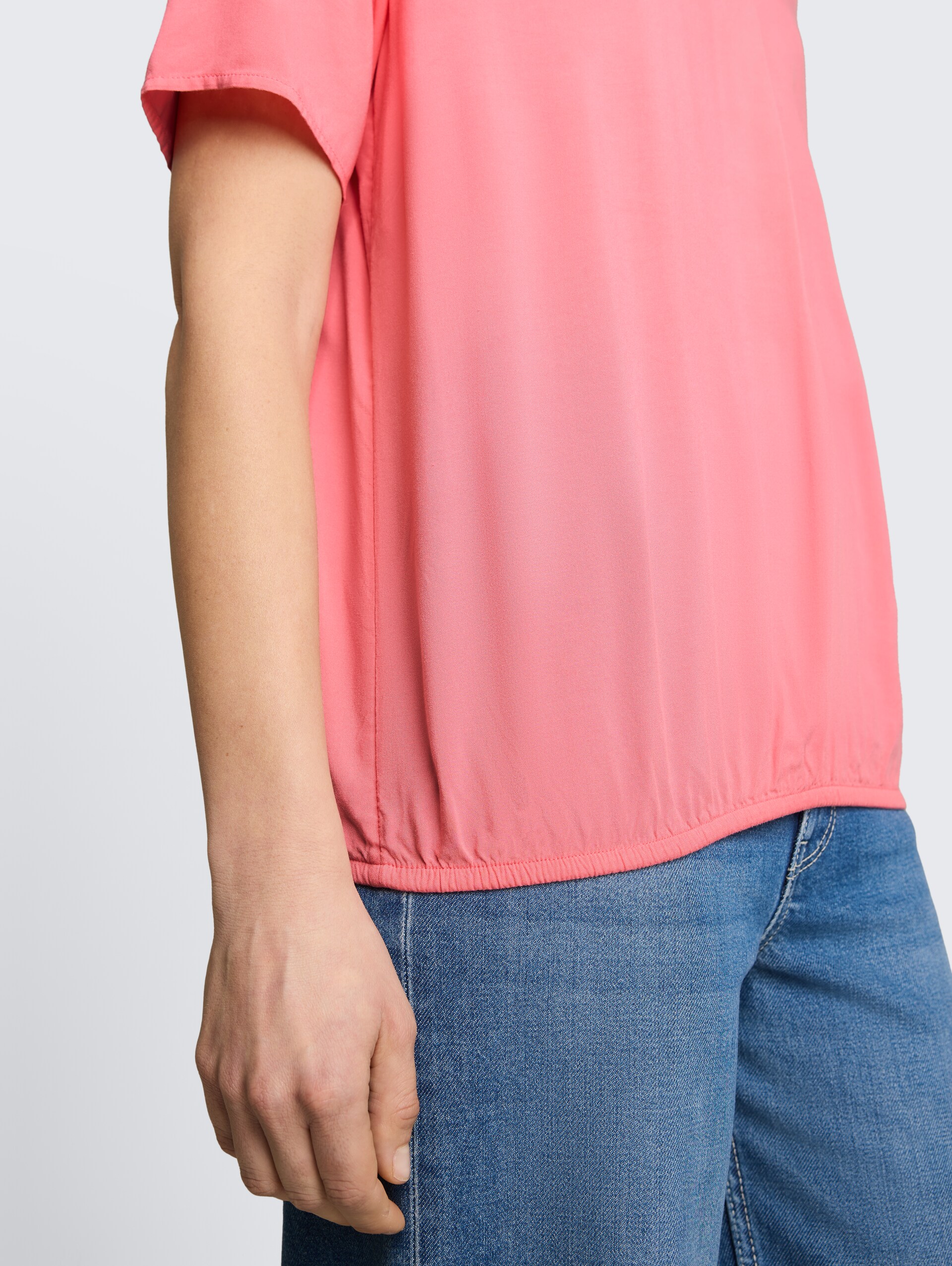 Bluse aus Viskose - soft fuchsia pink - Detail-Model-Ansicht