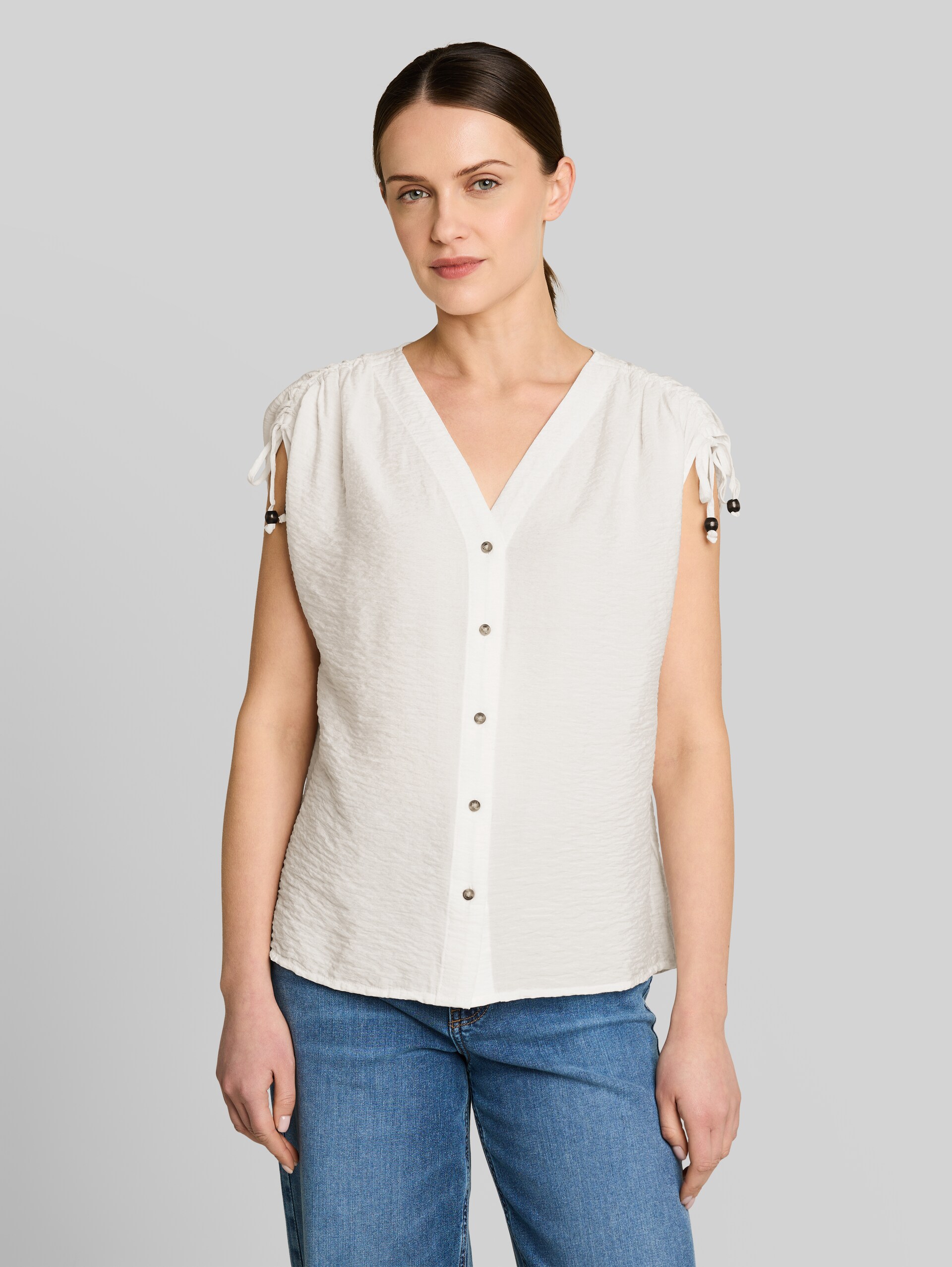 Blusentop mit V-Ausschnitt - Whisper White - Ausschnitt Model-Vorderansicht