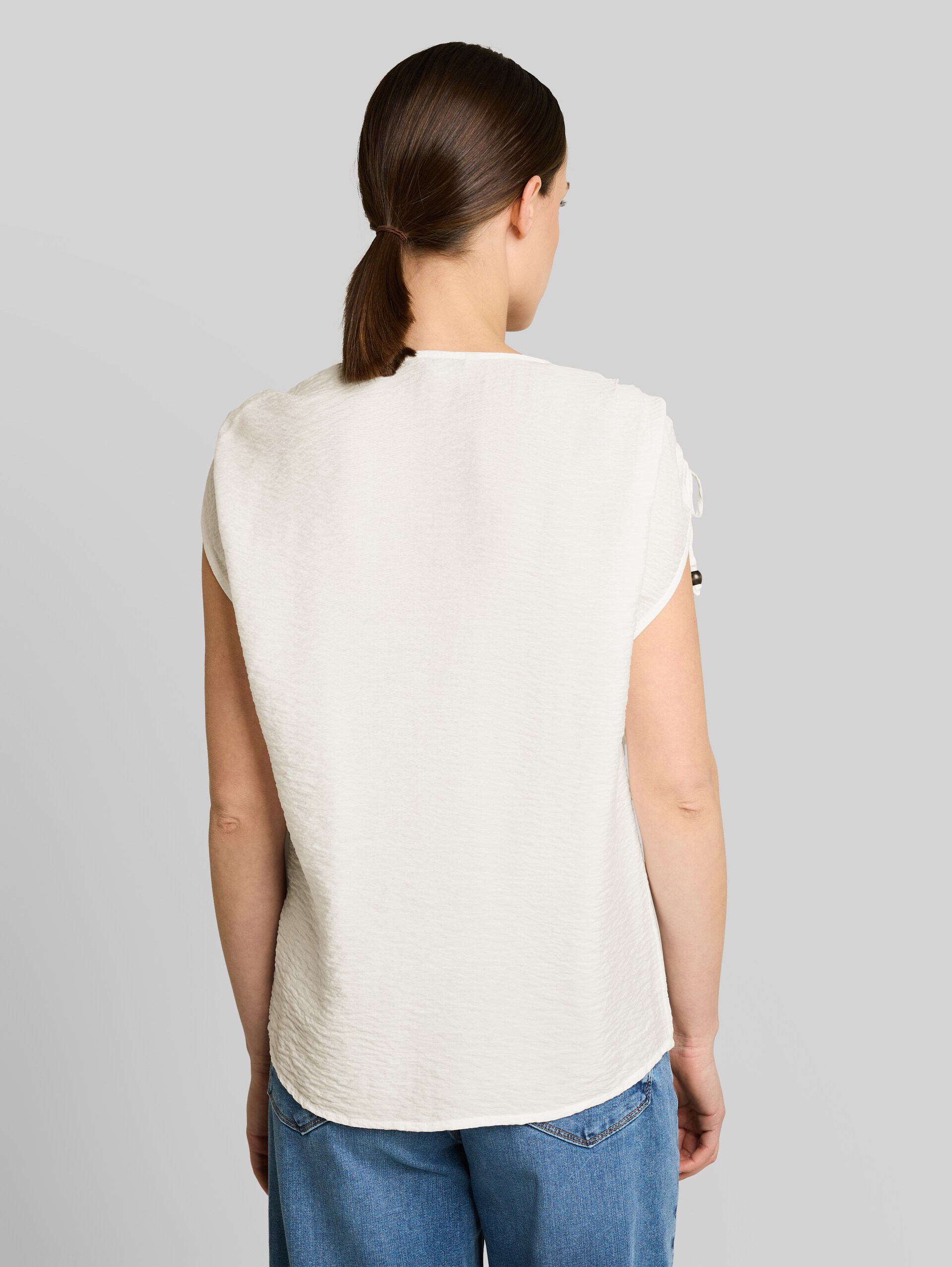 Blusentop mit V-Ausschnitt - Whisper White - Auschnitt Model-Rückansicht