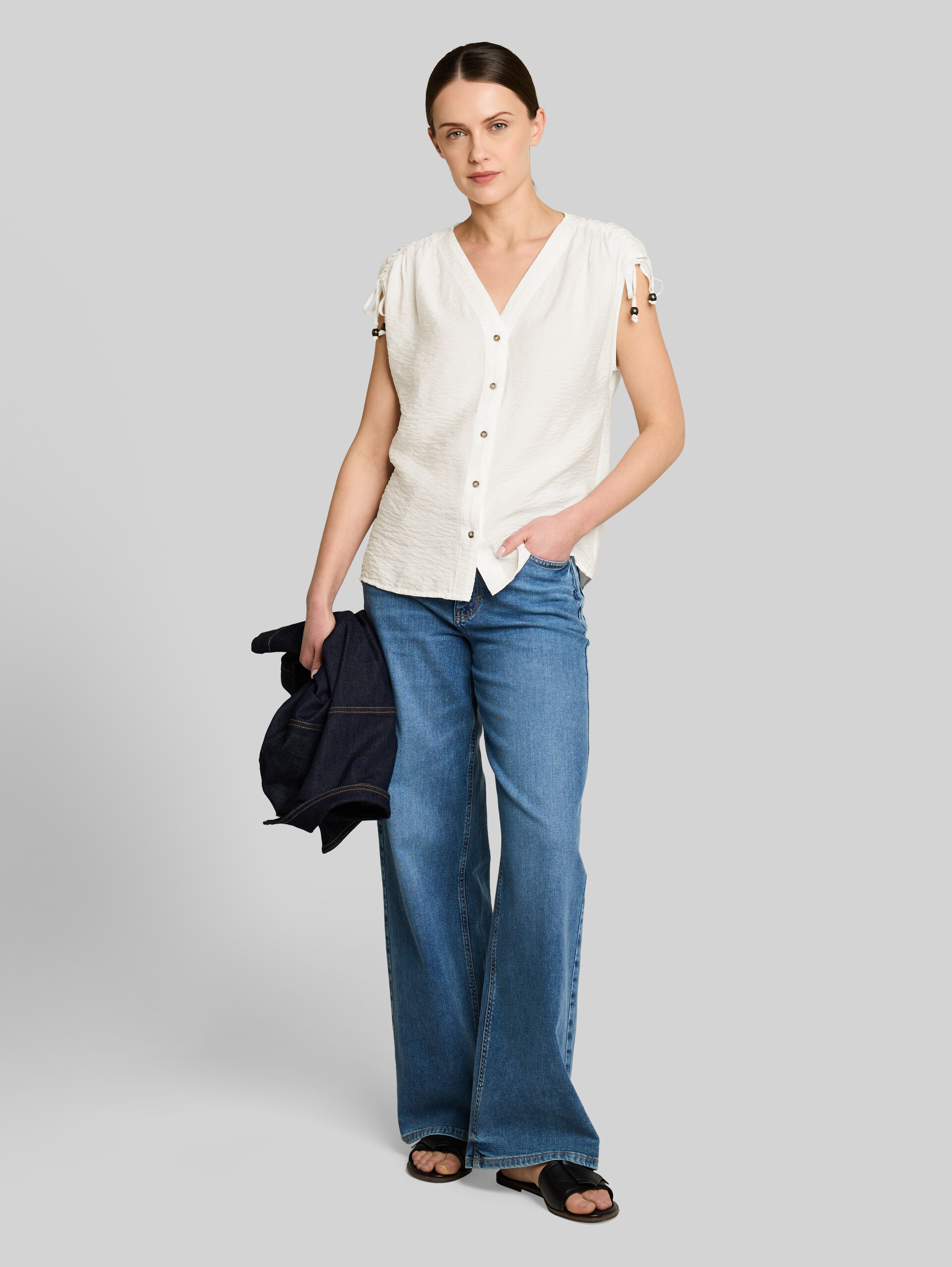Blusentop mit V-Ausschnitt - Whisper White - Model-Vorderansicht