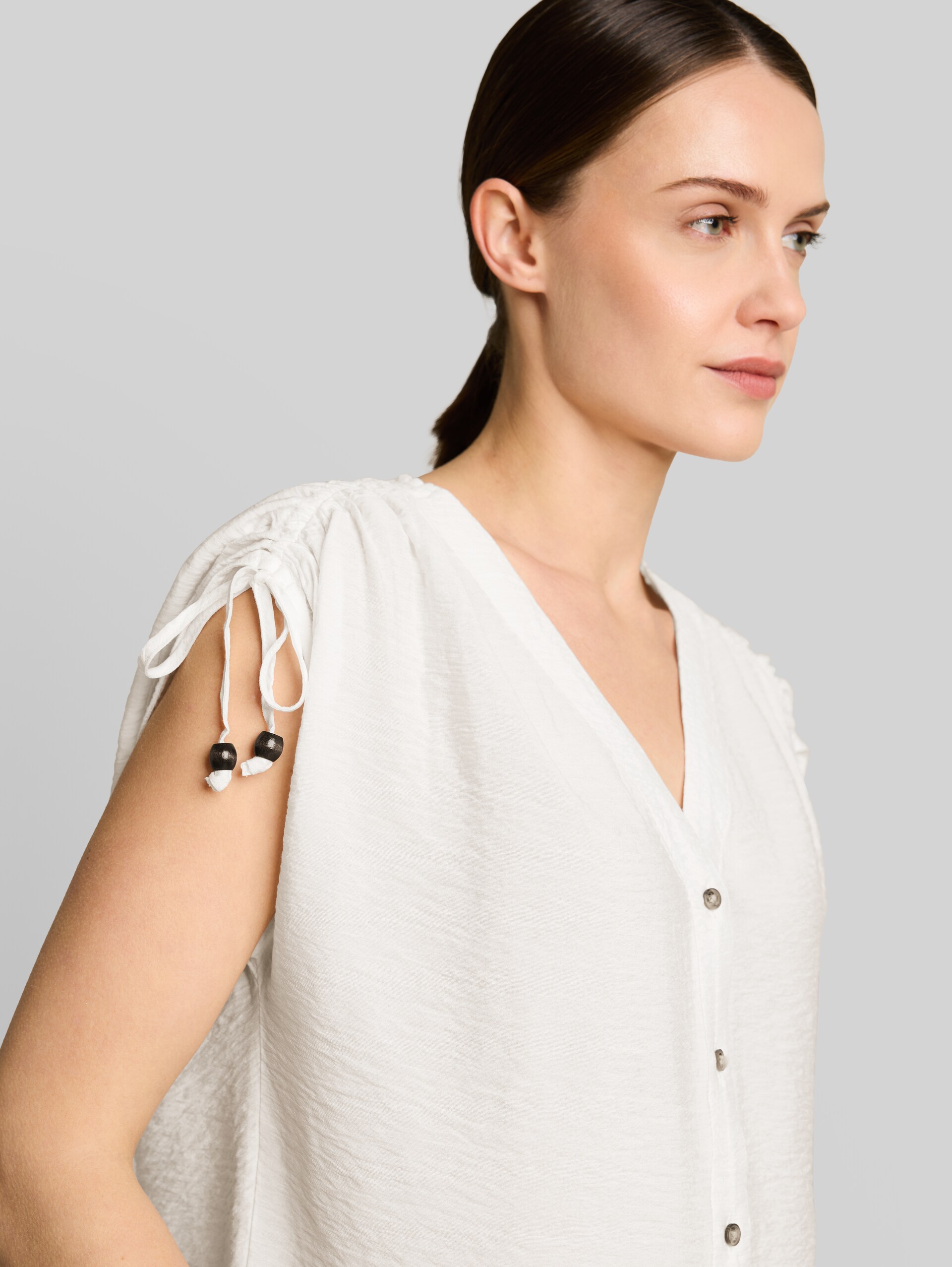 Blusentop mit V-Ausschnitt - Whisper White - Detail-Model-Ansicht