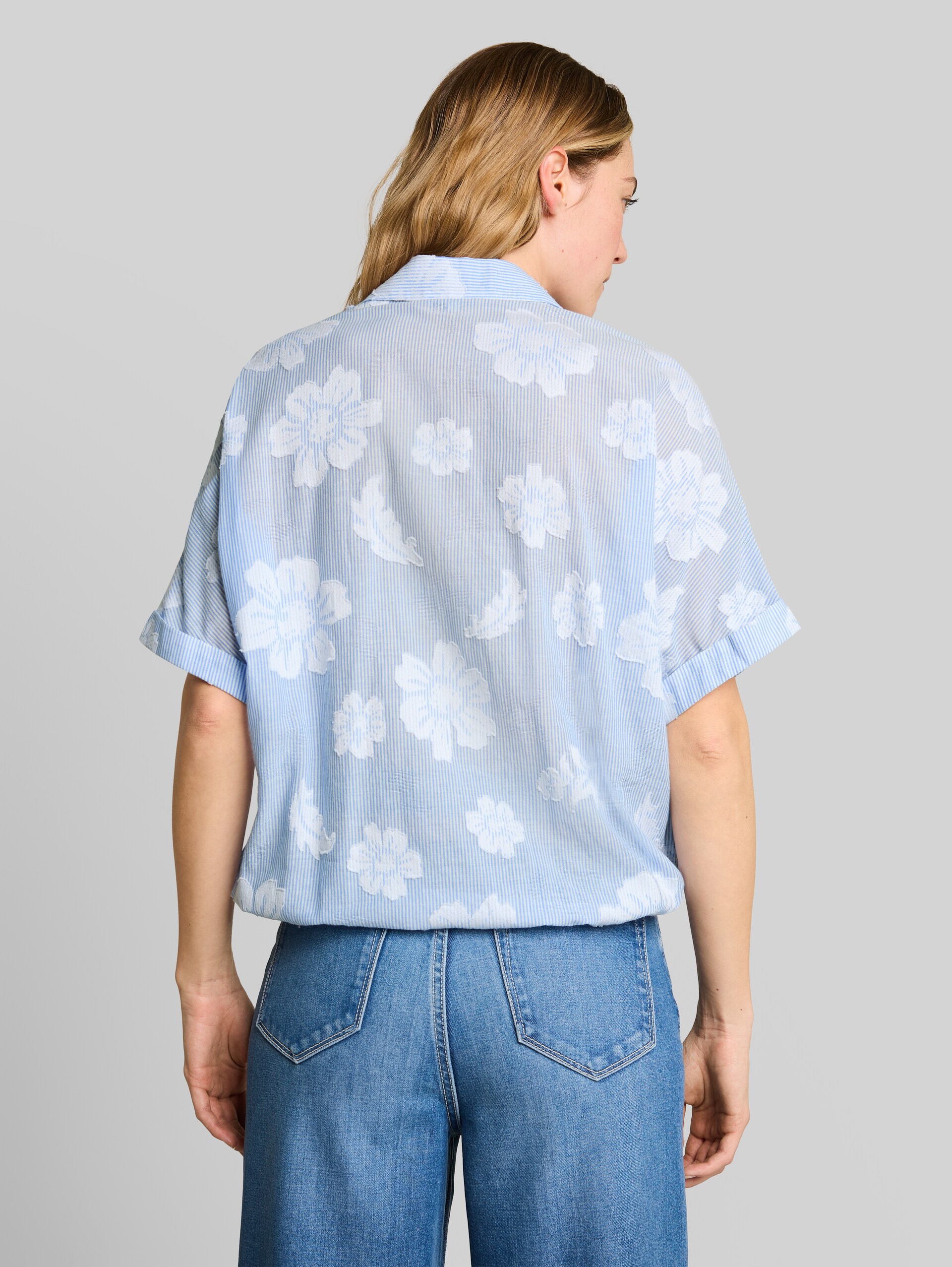 Oversized blouse with floral pattern - blue flower dobby - Neckline model-back view