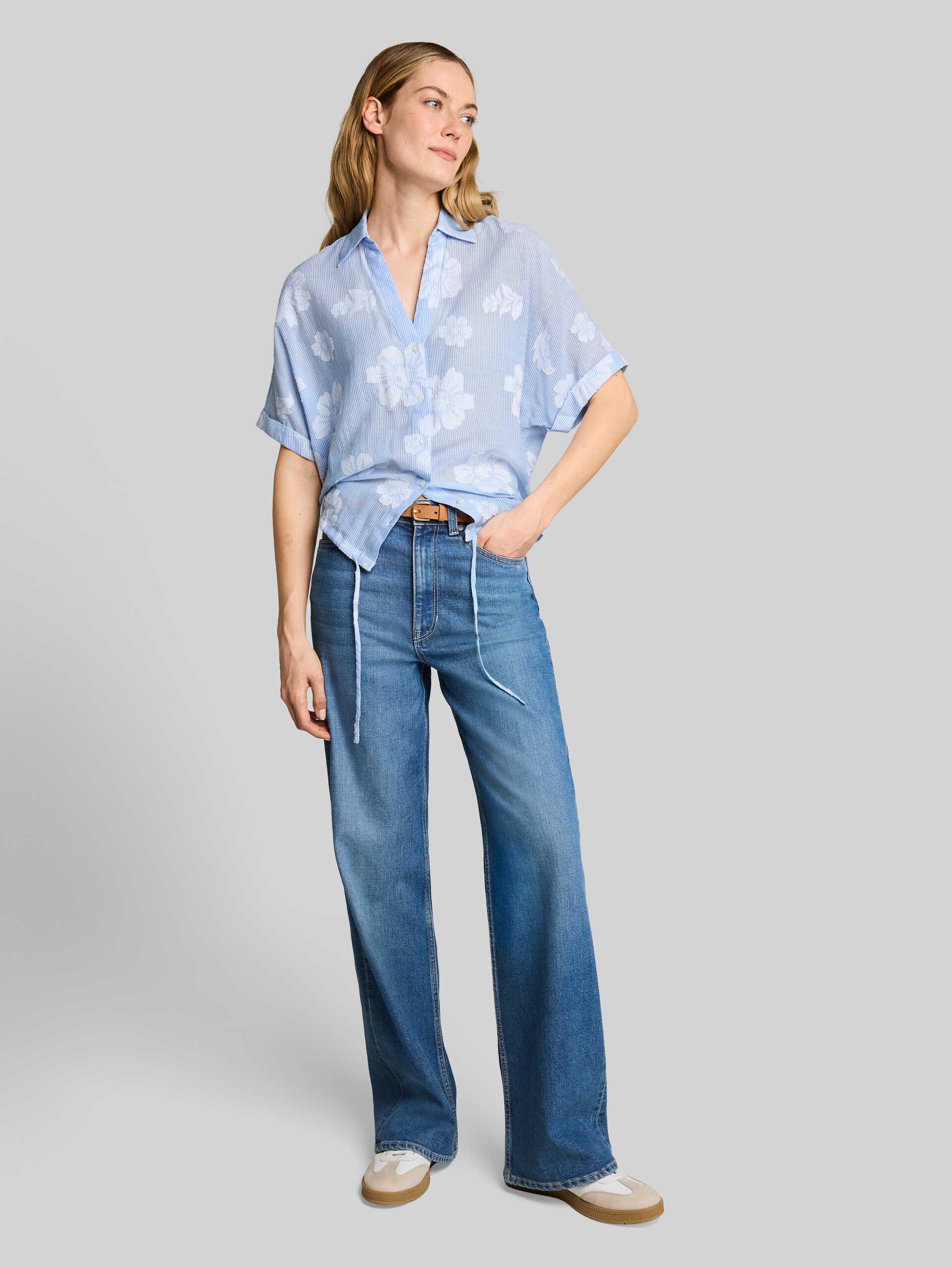 Oversized blouse with floral pattern - blue flower dobby - Model front view