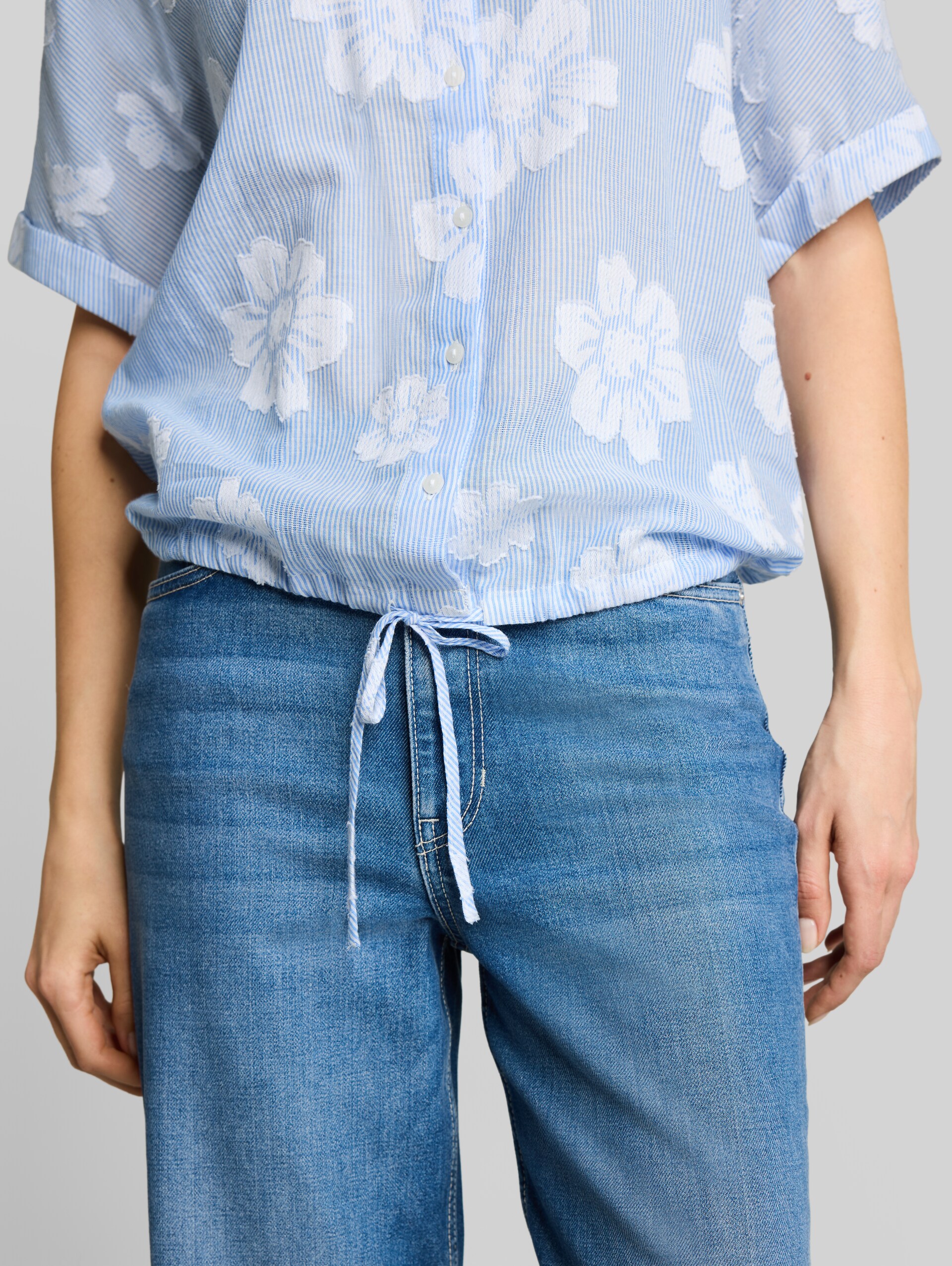 Oversized blouse with floral pattern - blue flower dobby - Detail model view